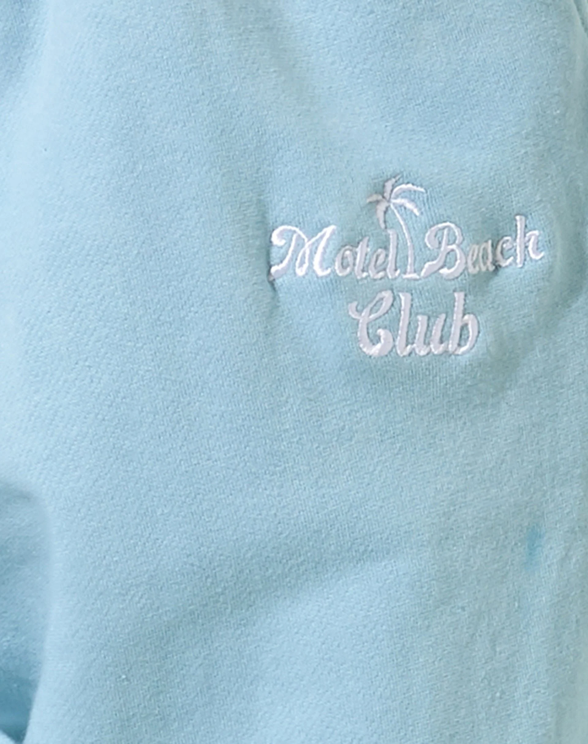 Roider Jogger im Nantucket Blue Motel Beach Club - Image 6