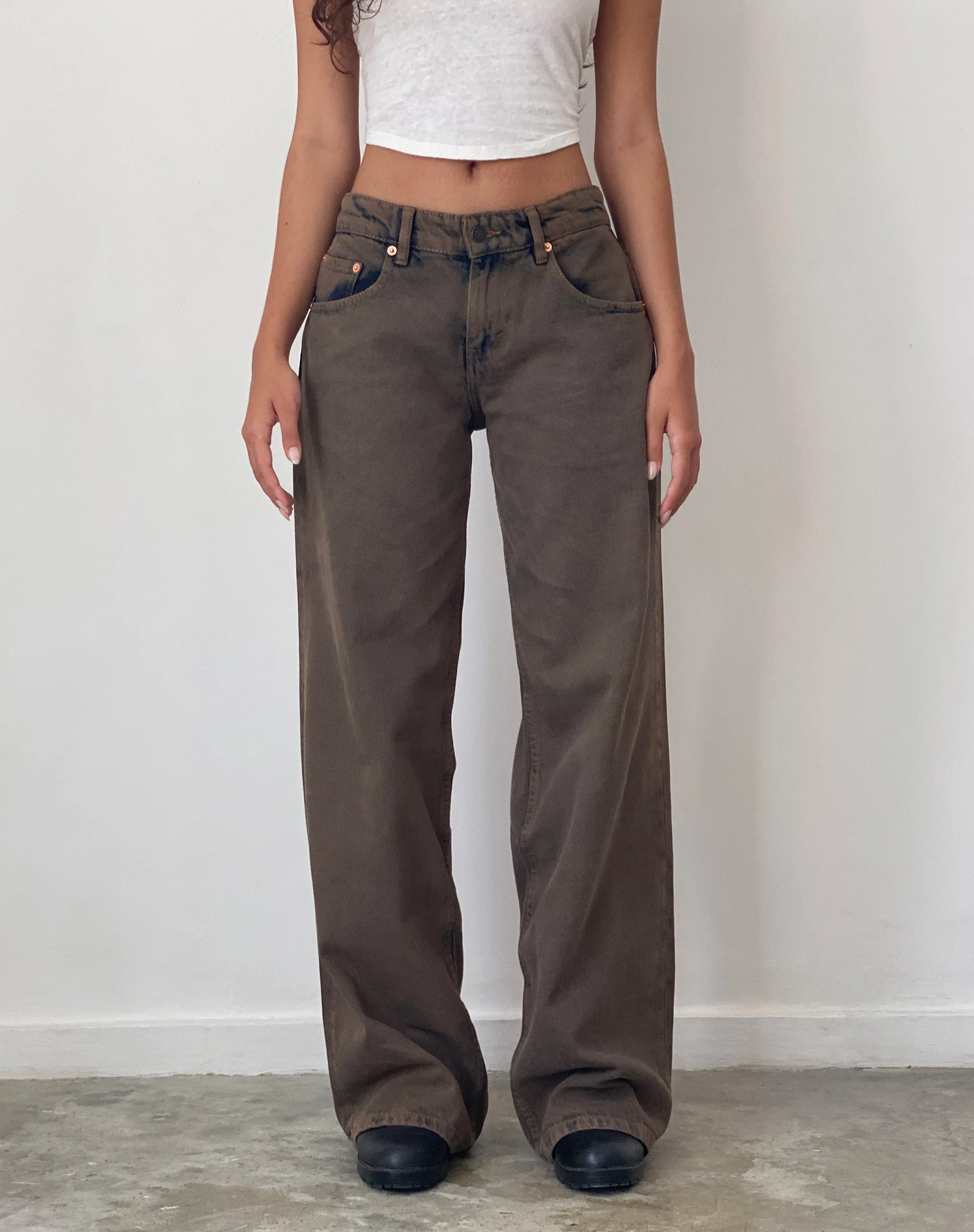 Geräumige extra weite Low Rise Jeans in Dark Sand - Image 4
