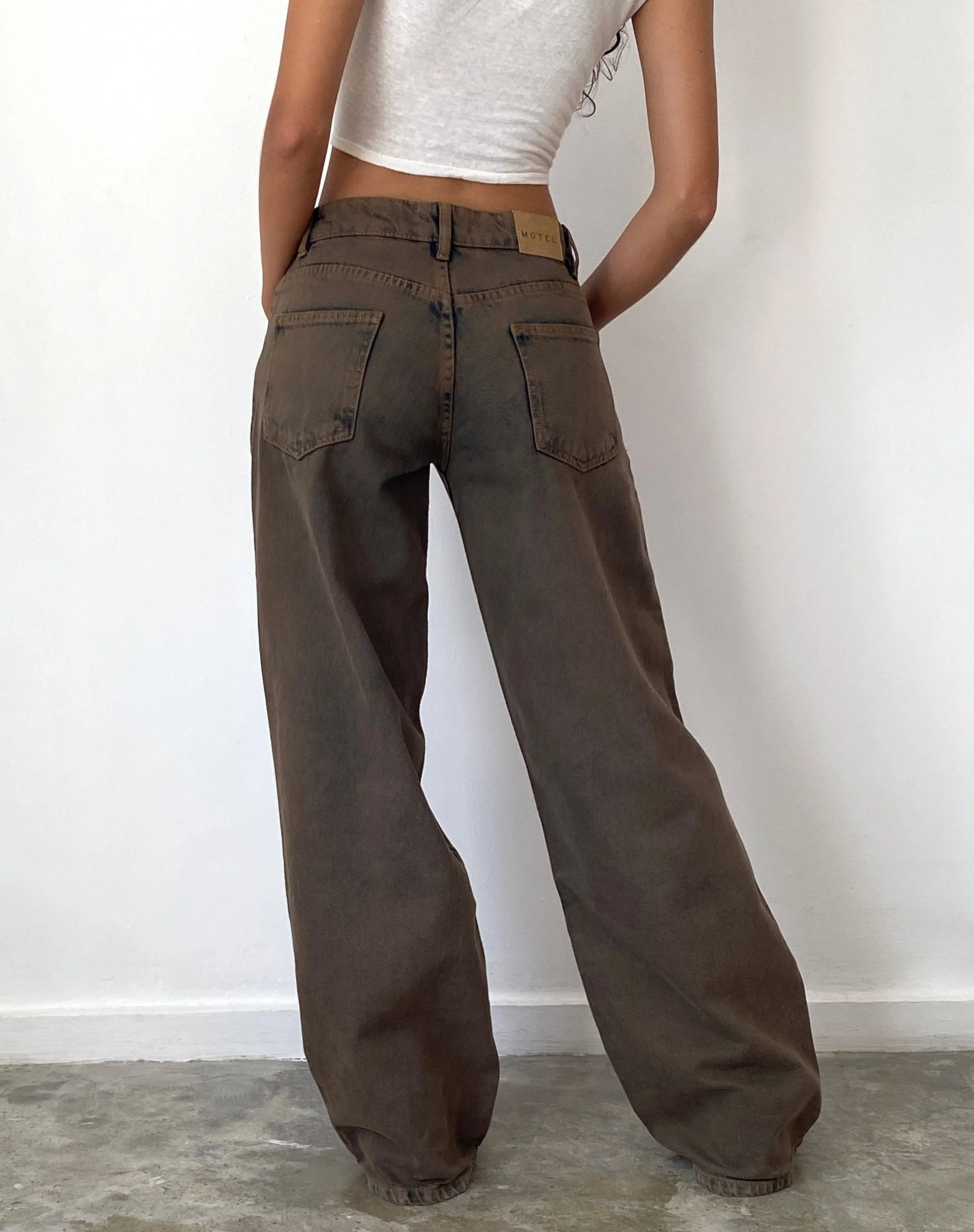 Geräumige extra weite Low Rise Jeans in Dark Sand - Image 5