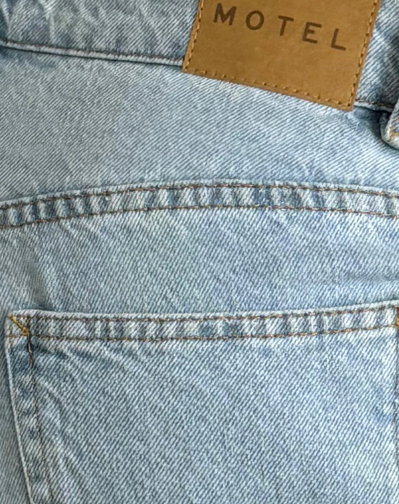 Geräumige, extra weite Low Rise Jeans in hellblauer Waschung - Image 6