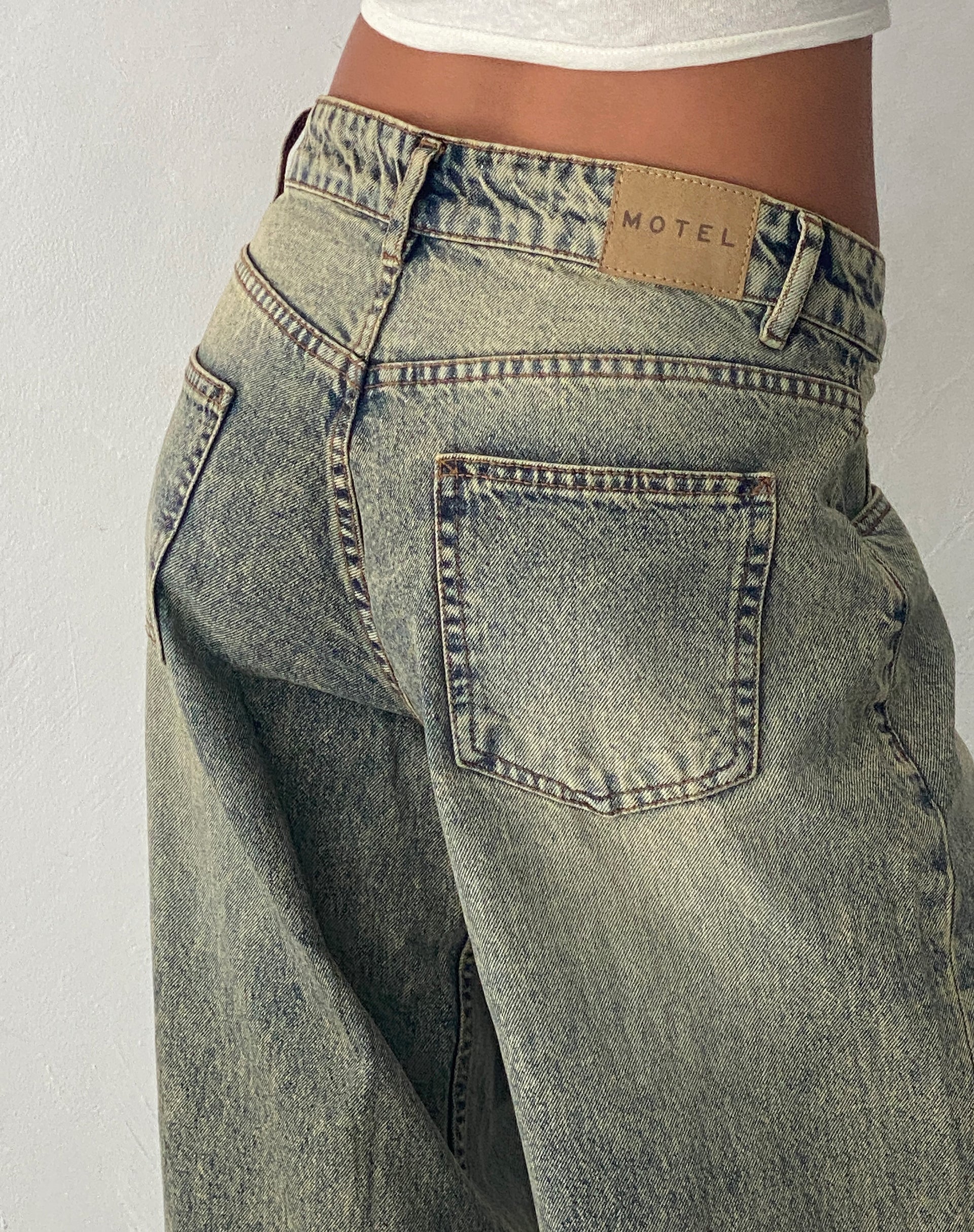 Geräumige extra weite Low Rise Jeans in Sand Wash Blau - Image 3