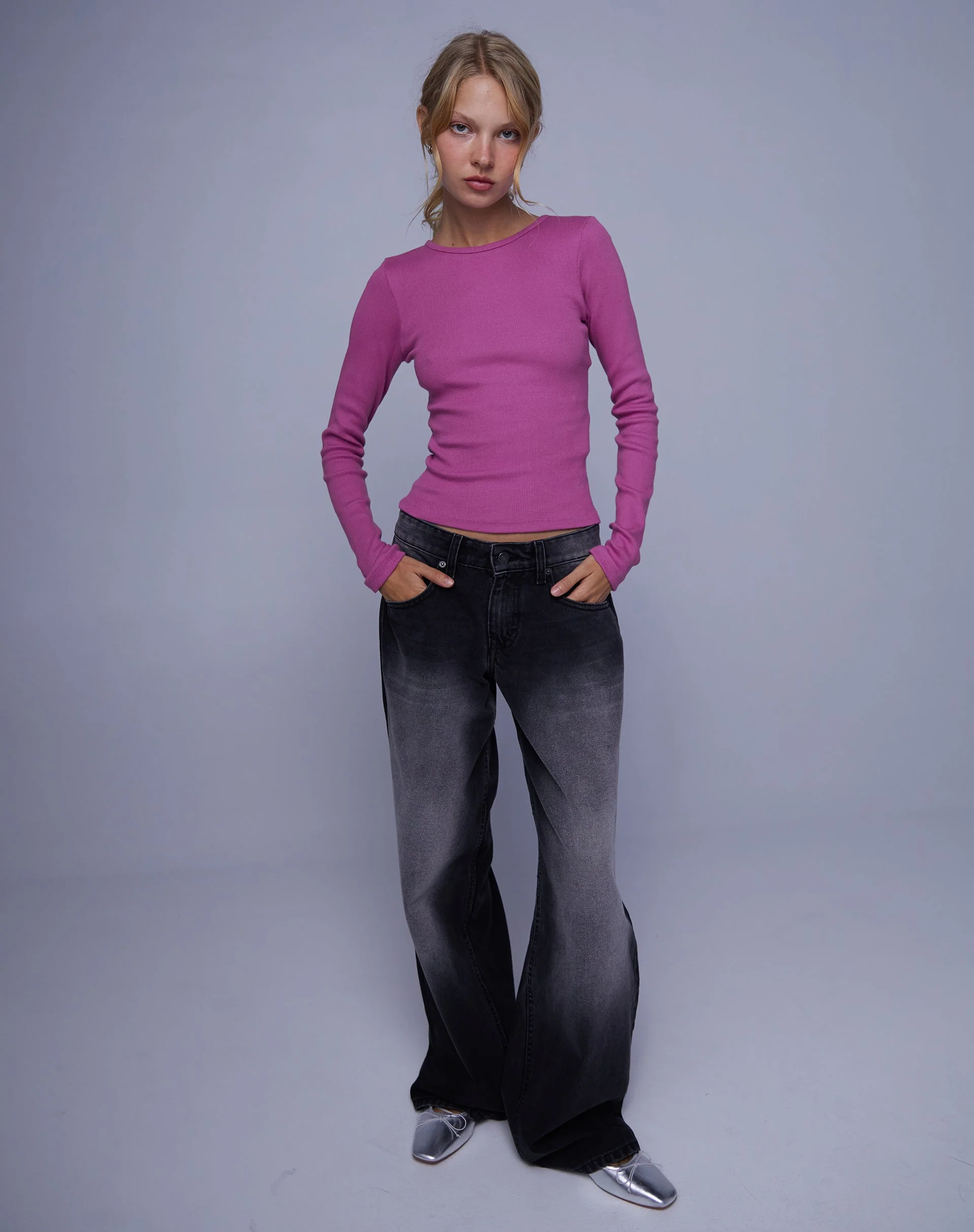 Geräumige extra weite Low Rise Jeans in extrem schwarzer Waschung - Image 3
