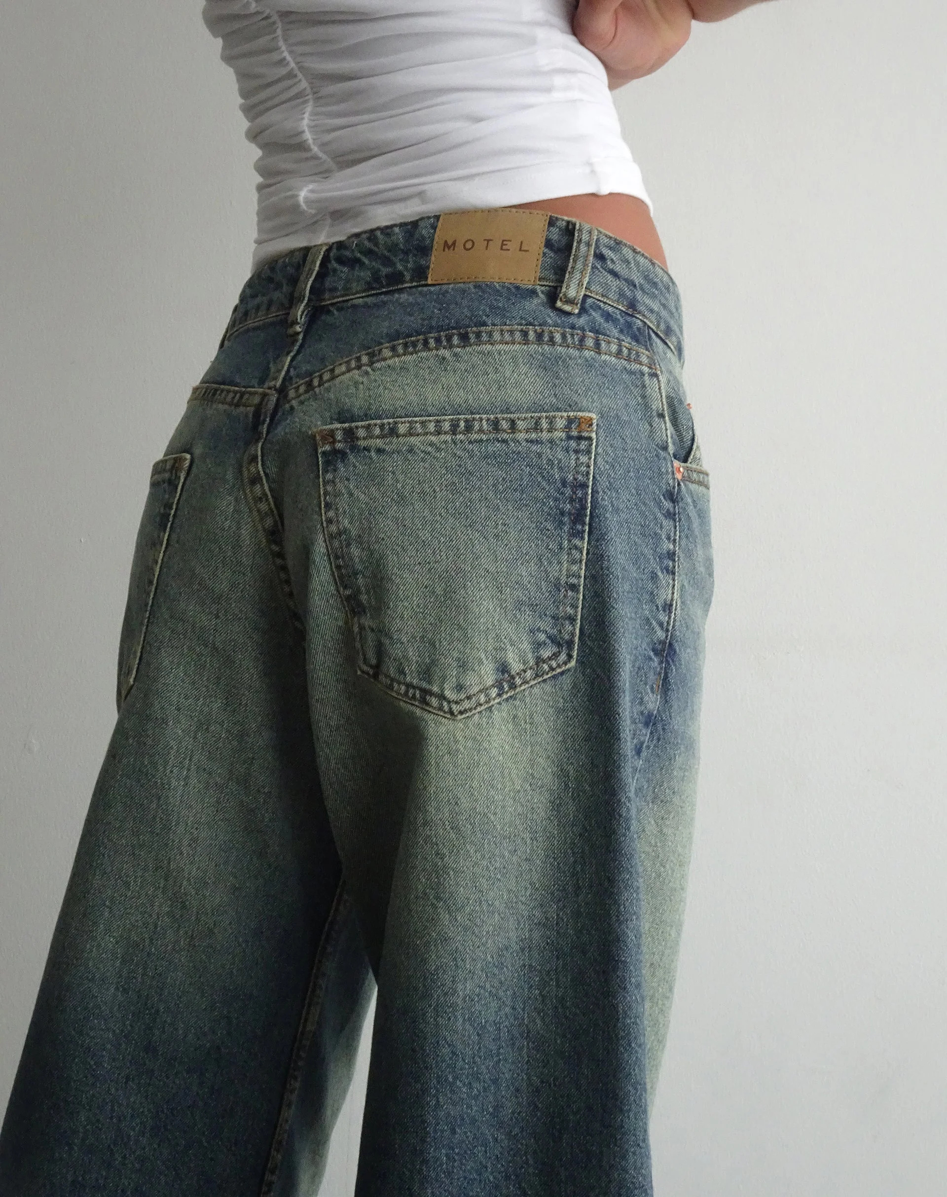 Geräumige extra weite Low Rise Jeans in Extrem Blau Grün - Image 3