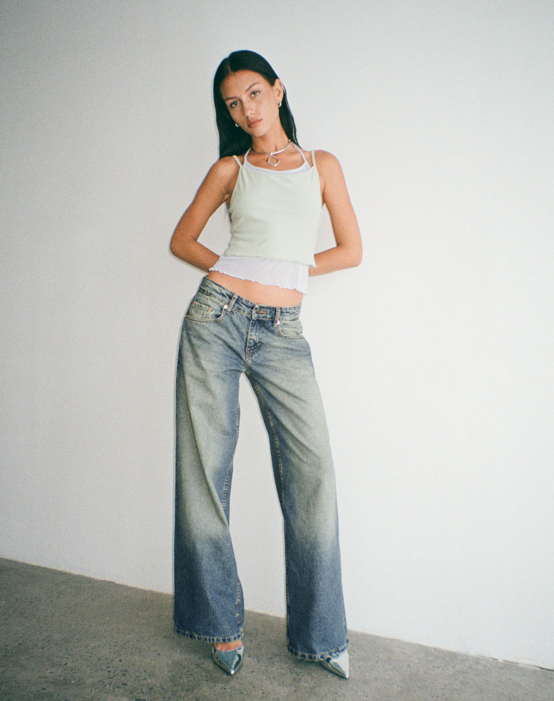Geräumige extra weite Low Rise Jeans in Extrem Blau Grün - Image 4