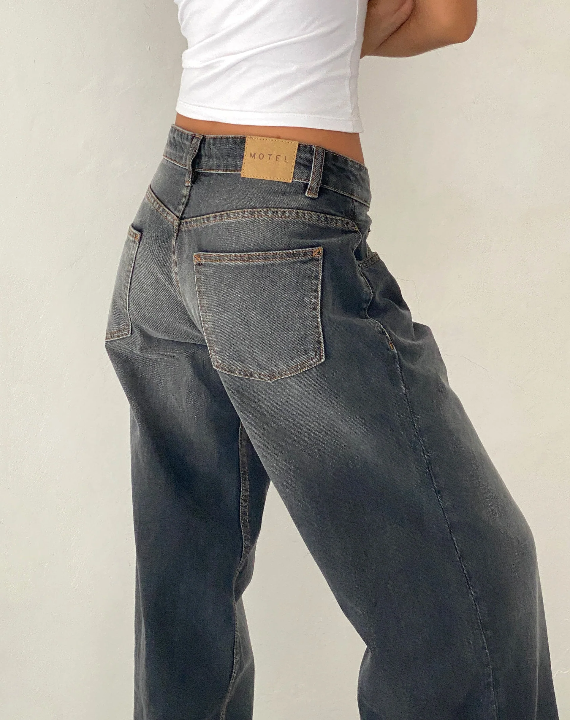 Geräumige extra weite Low Rise Jeans in Grau Used Bleach - Image 4