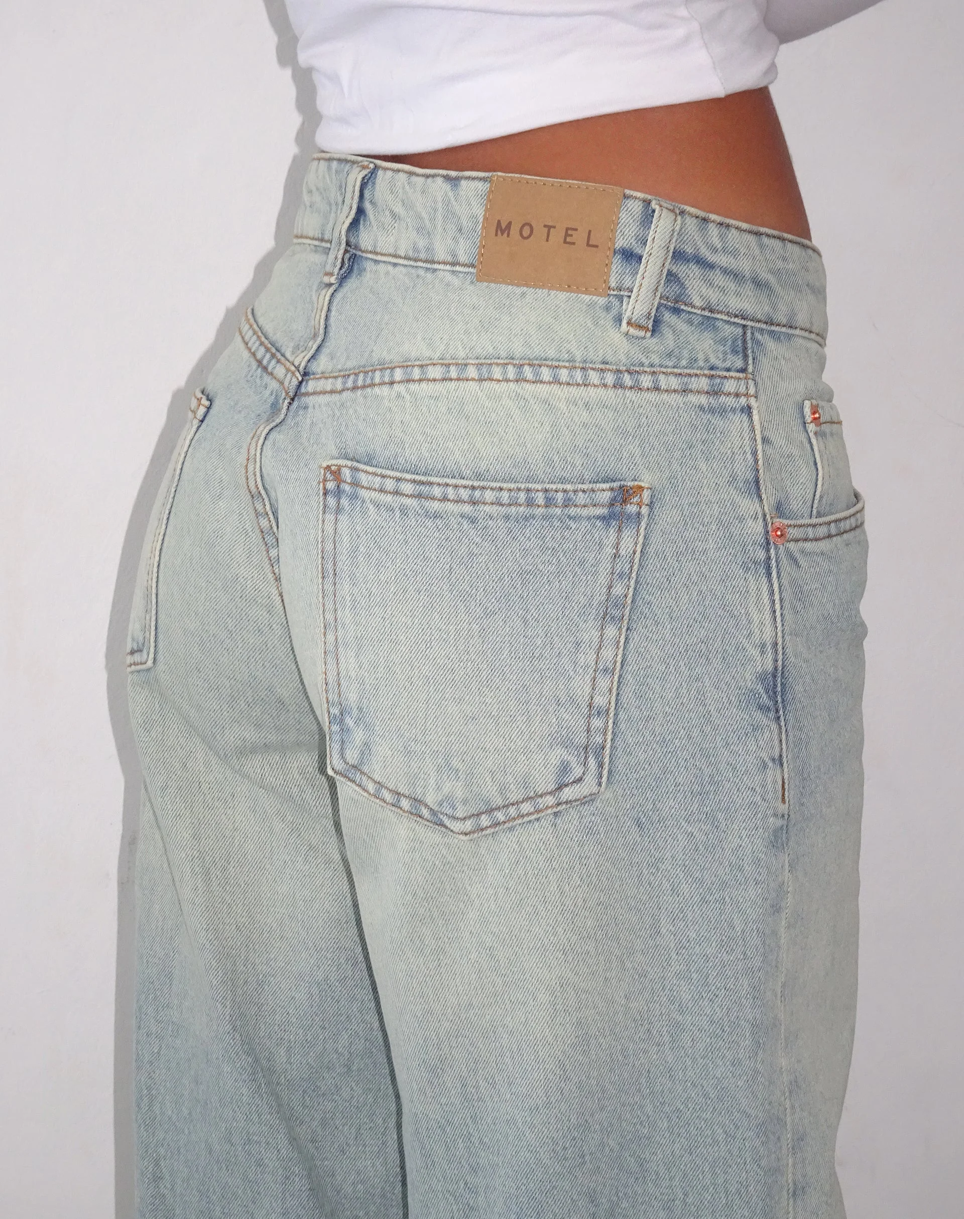 Geräumige extra weite Low Rise Jeans in Super Bleached Wash - Image 2