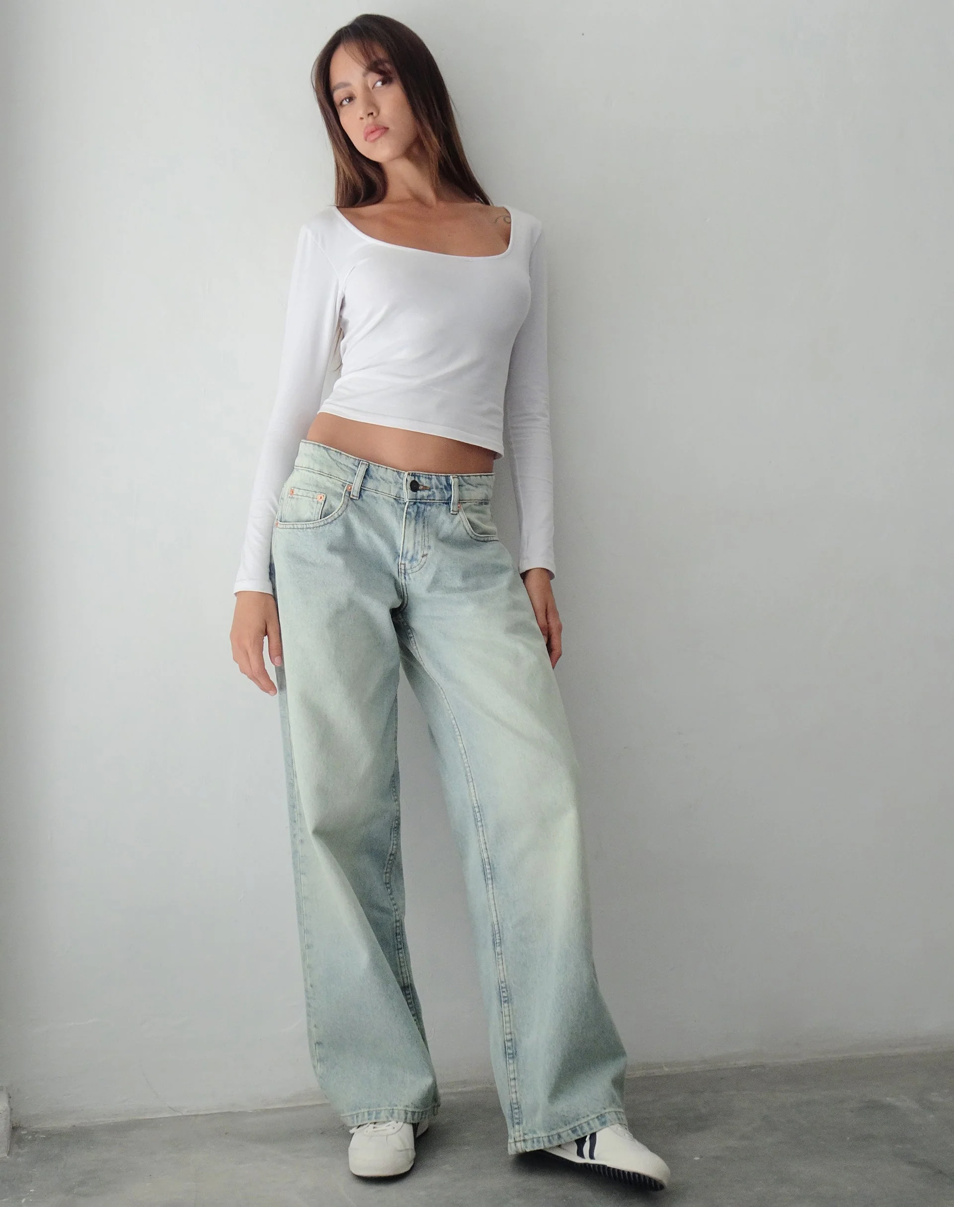 Geräumige extra weite Low Rise Jeans in Super Bleached Wash - Image 3