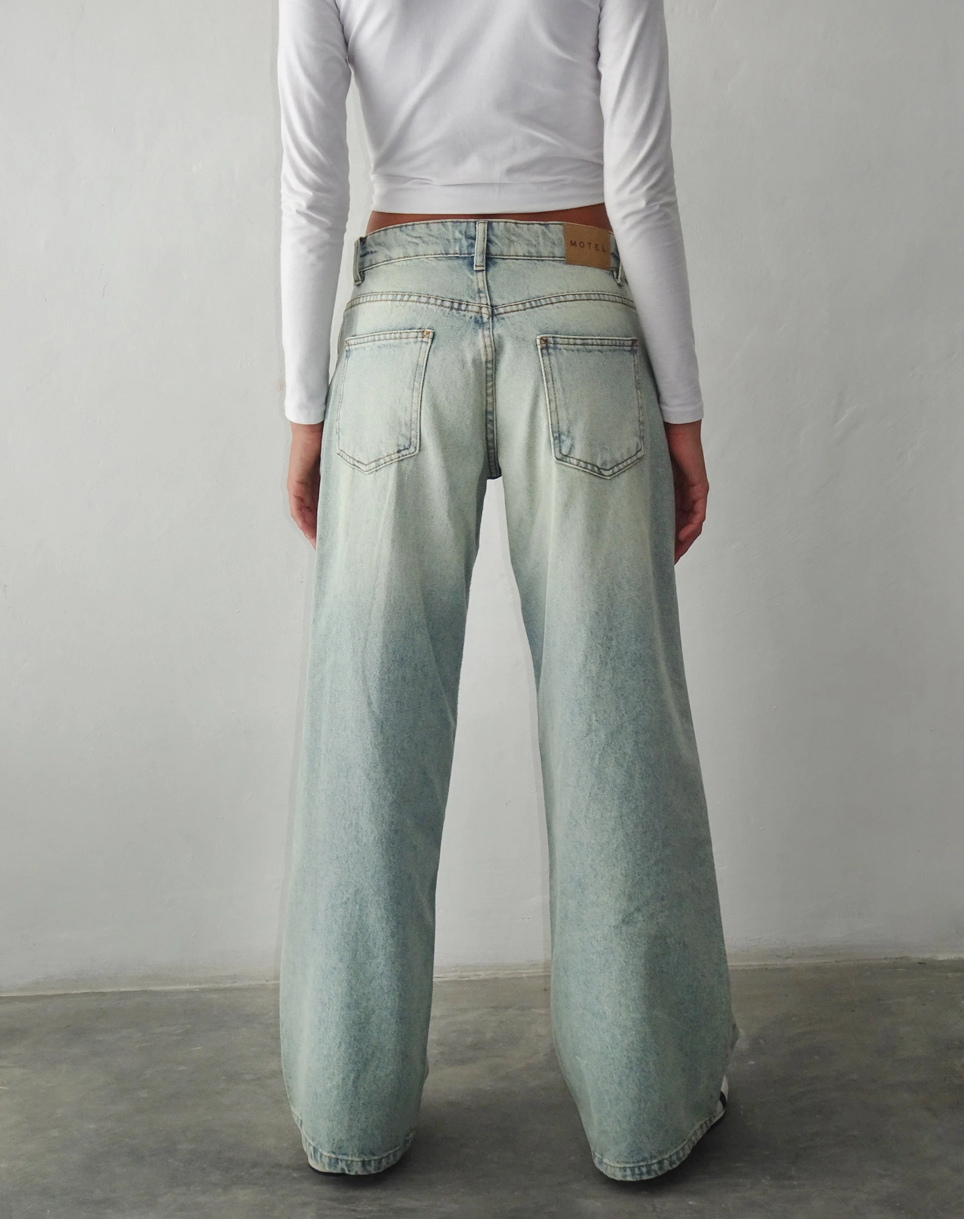 Geräumige extra weite Low Rise Jeans in Super Bleached Wash - Image 4