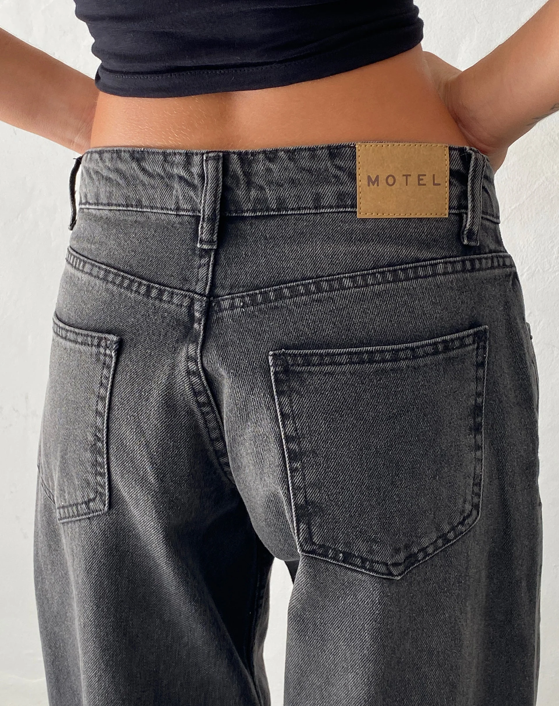 Geräumige, extra weite Low Rise Jeans aus gewaschenem Schwarz Grau - Image 4