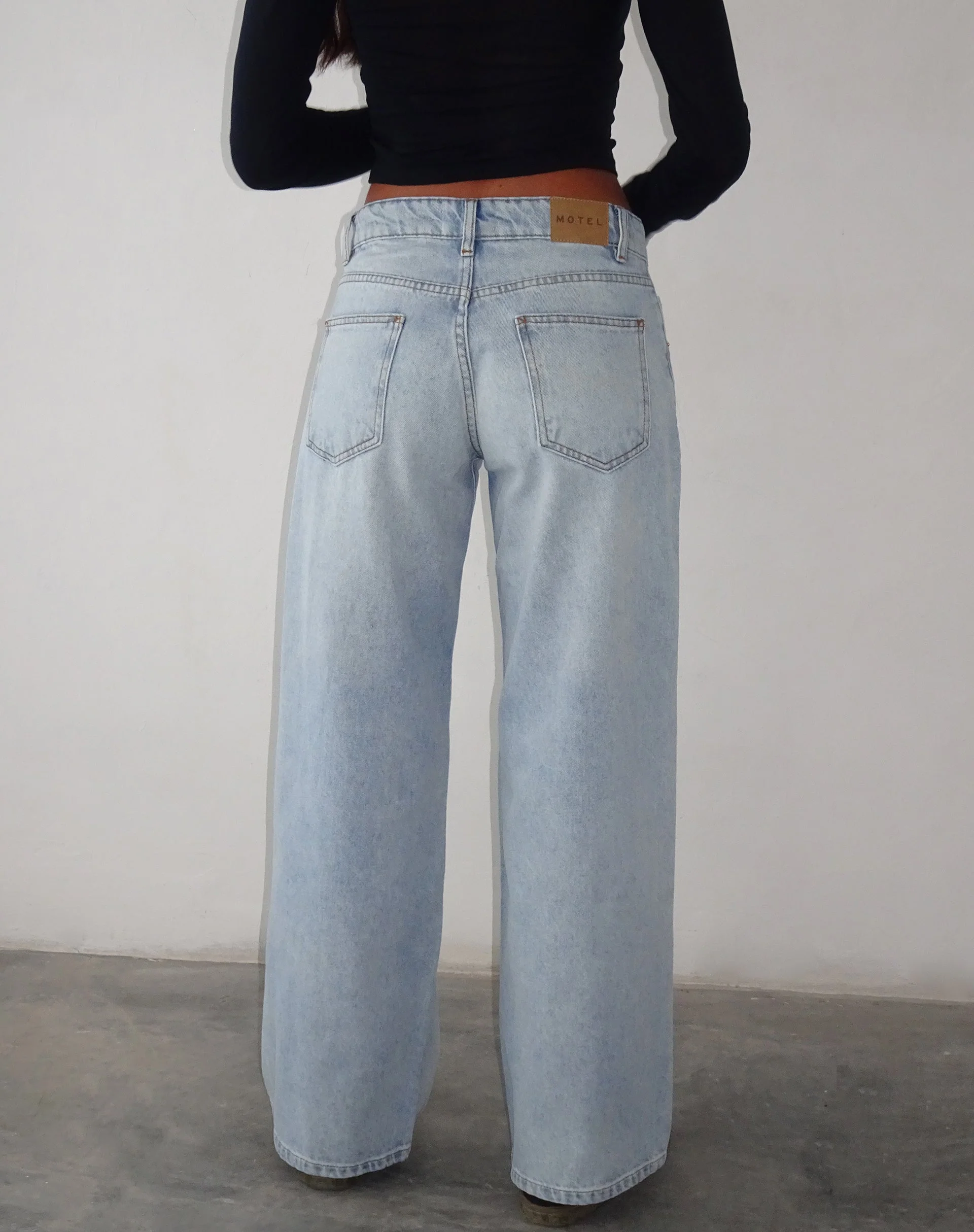 Geräumige extra weite Low Rise Jeans in extrem hellblauer Waschung - Image 3