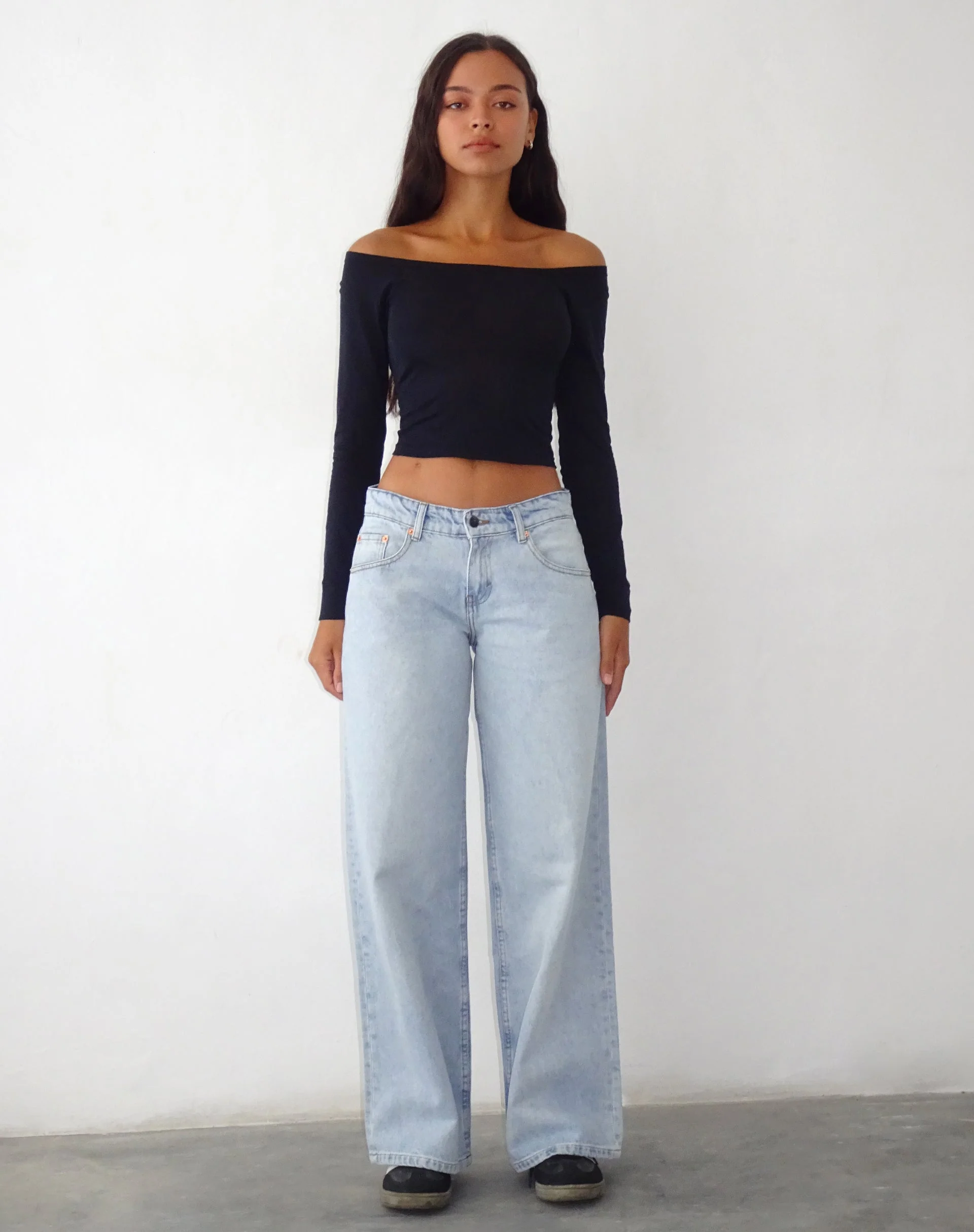 Geräumige extra weite Low Rise Jeans in extrem hellblauer Waschung - Image 4