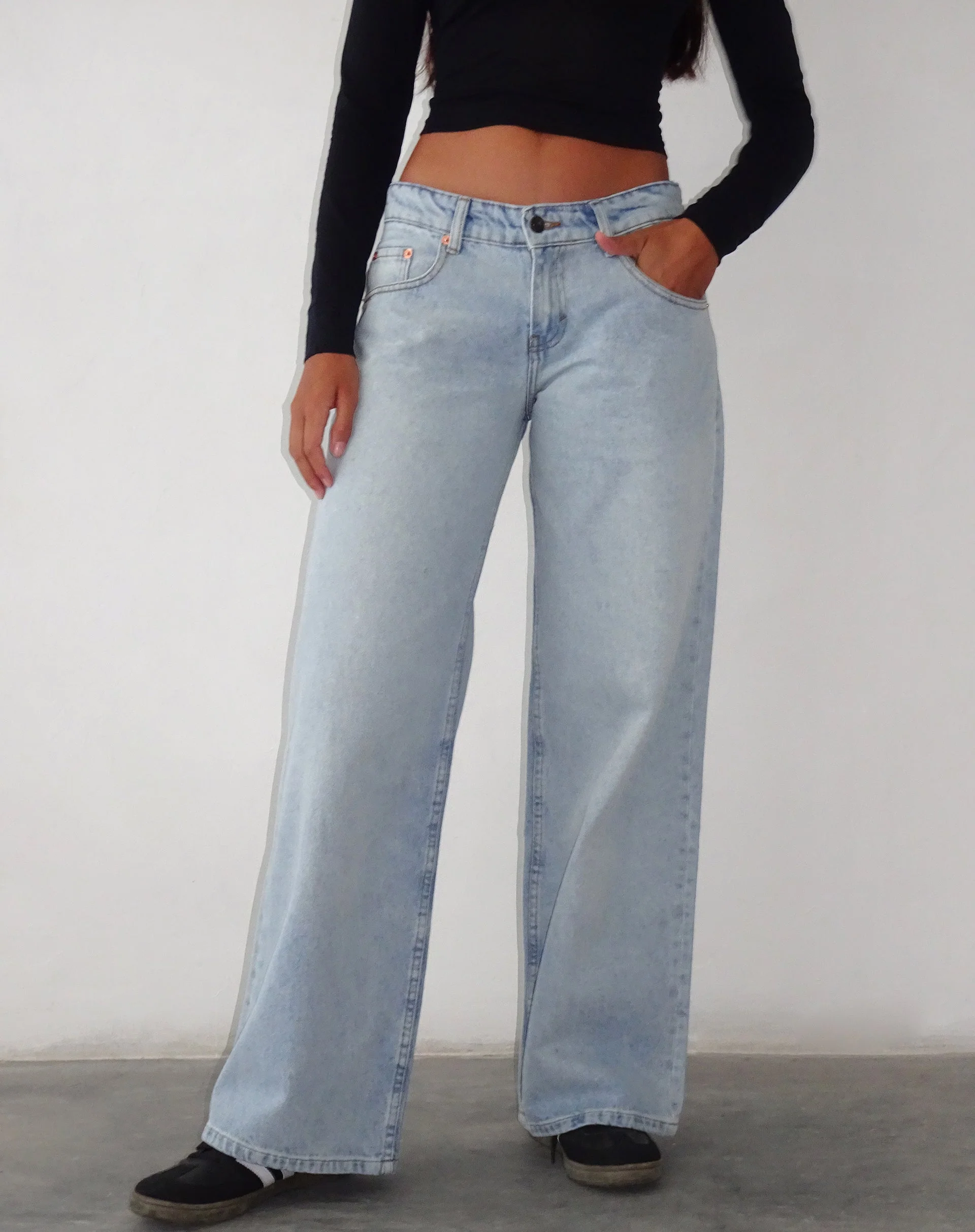 Geräumige extra weite Low Rise Jeans in extrem hellblauer Waschung - Image 5