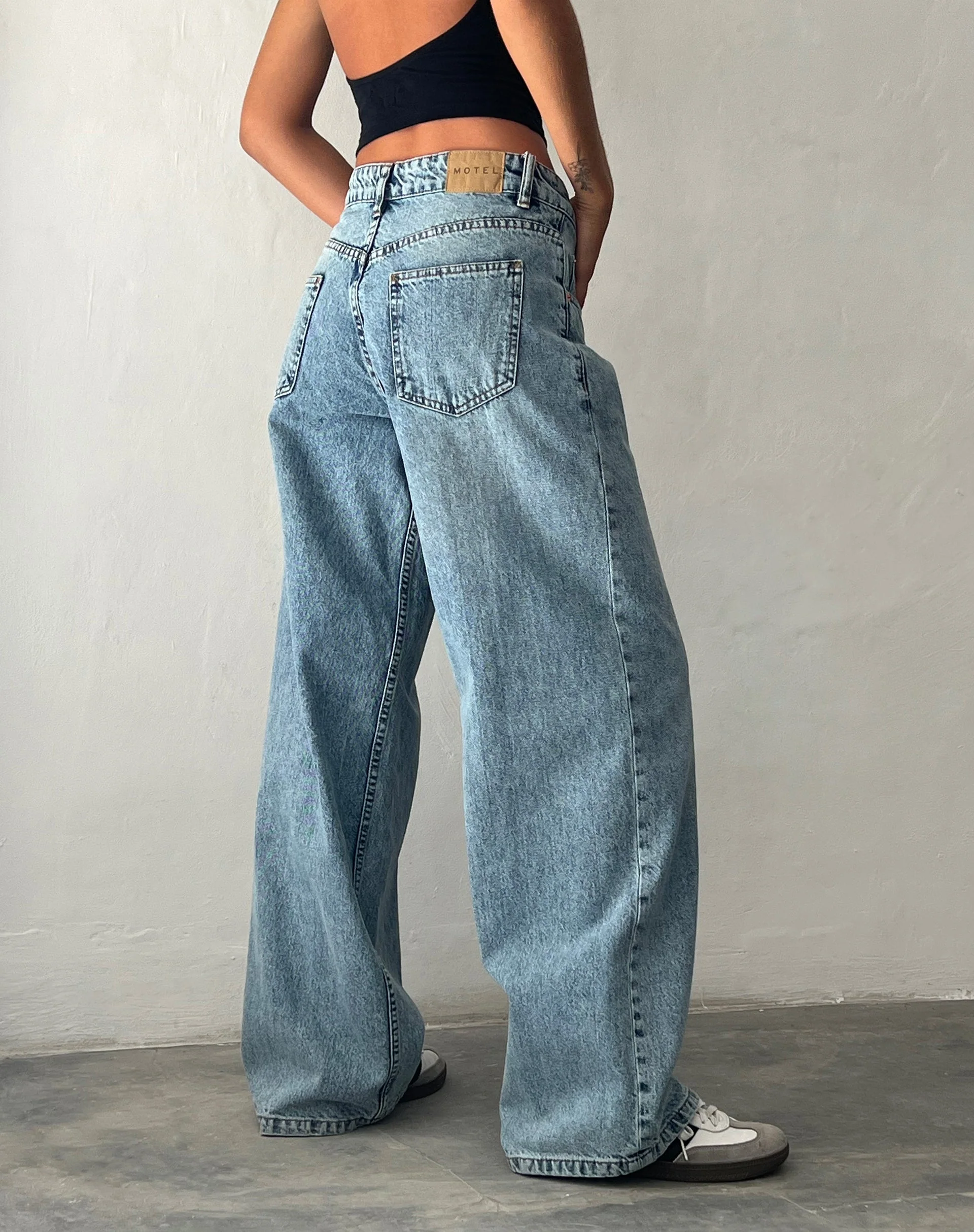 Geräumige extra weite Low Rise Jeans in Vintage Blue Wash - Image 4