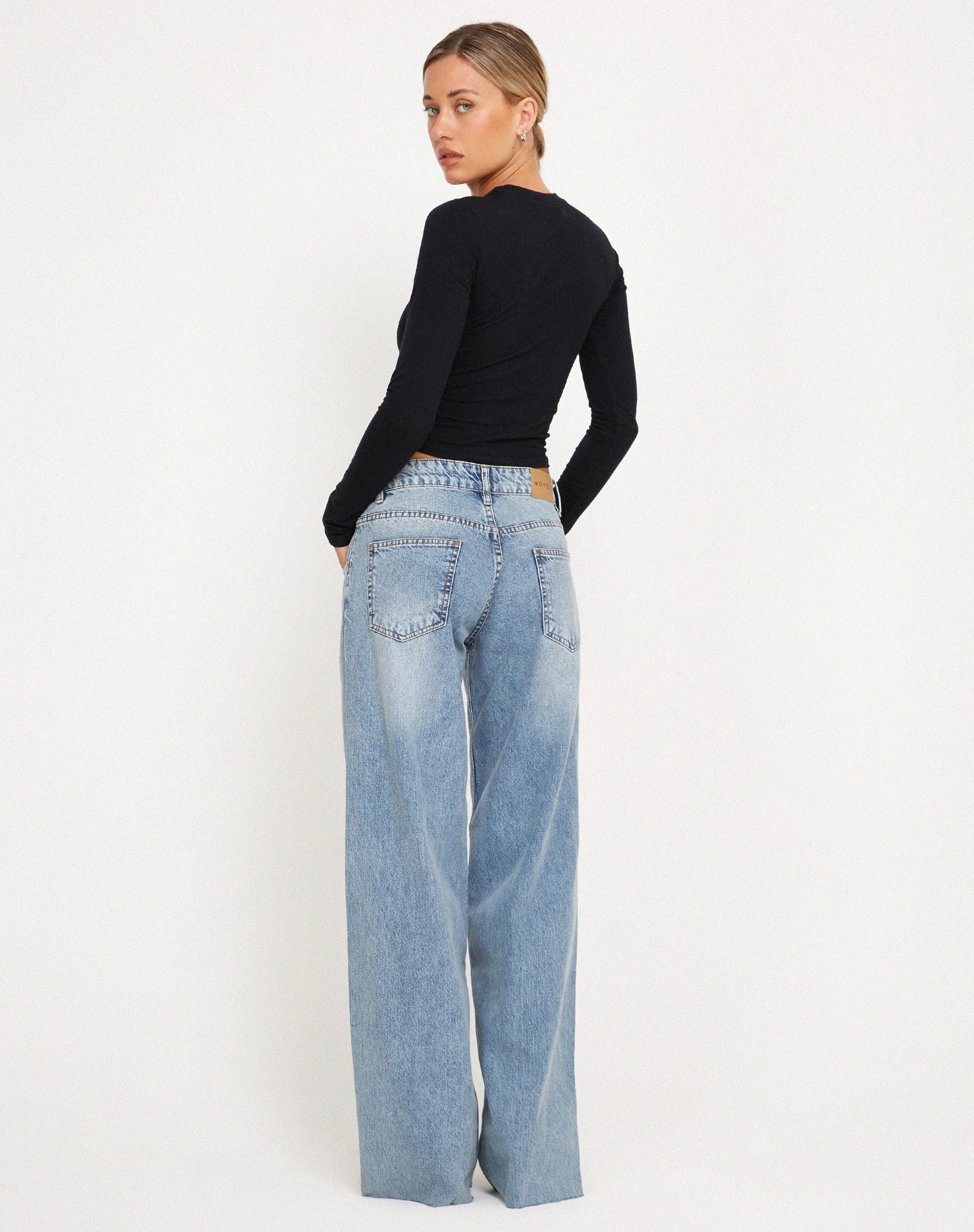 Geräumige Jeans mit extra weitem, rohem Saum und niedriger Leibhöhe in Vintage Blue Wash - Image 4