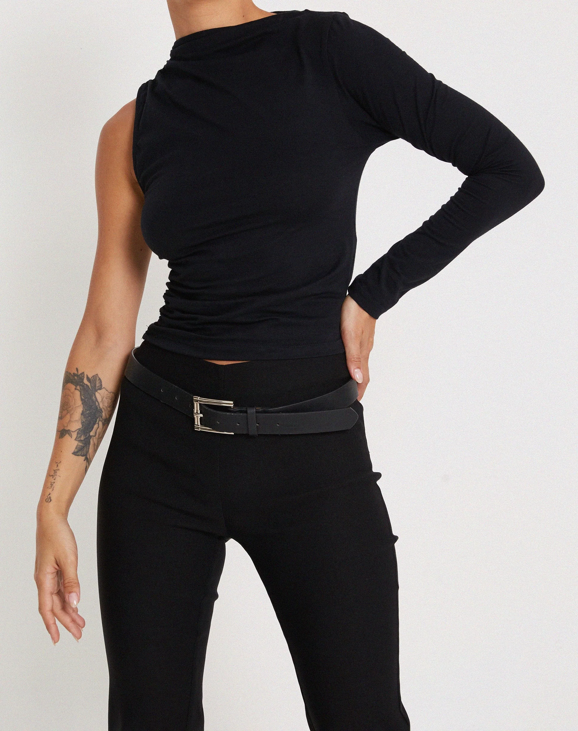 Roonhi Langärmeliges One-Shoulder-Top in Schwarz - Image 2