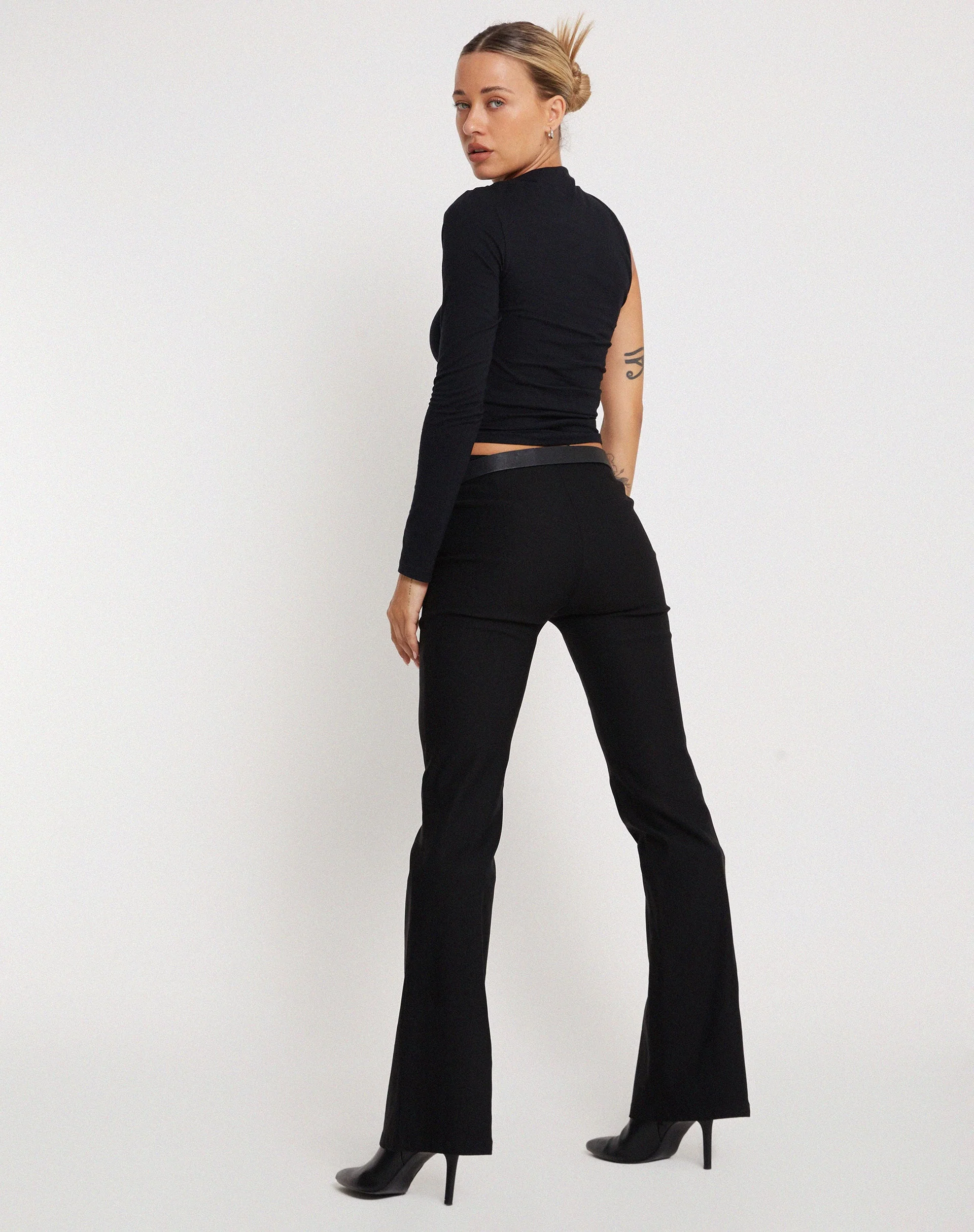 Roonhi Langärmeliges One-Shoulder-Top in Schwarz - Image 5