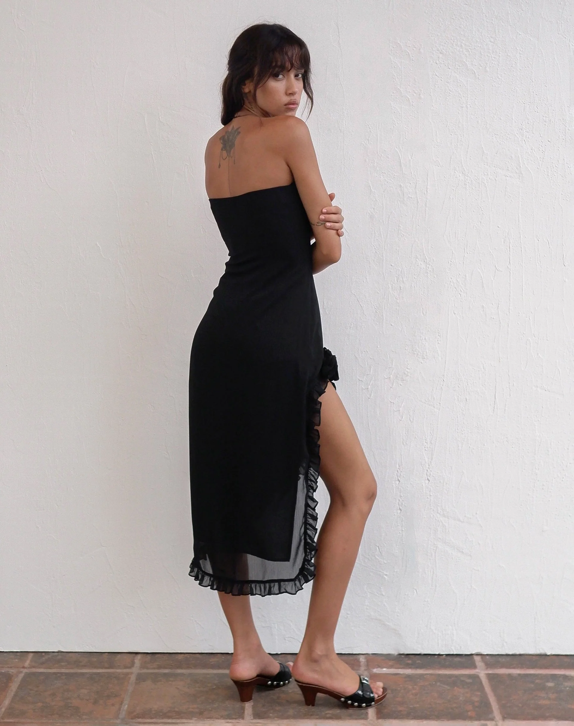 Rosaya Rüschen-Rosetten-Bandeau-Midikleid aus schwarzem Chiffon - Image 2