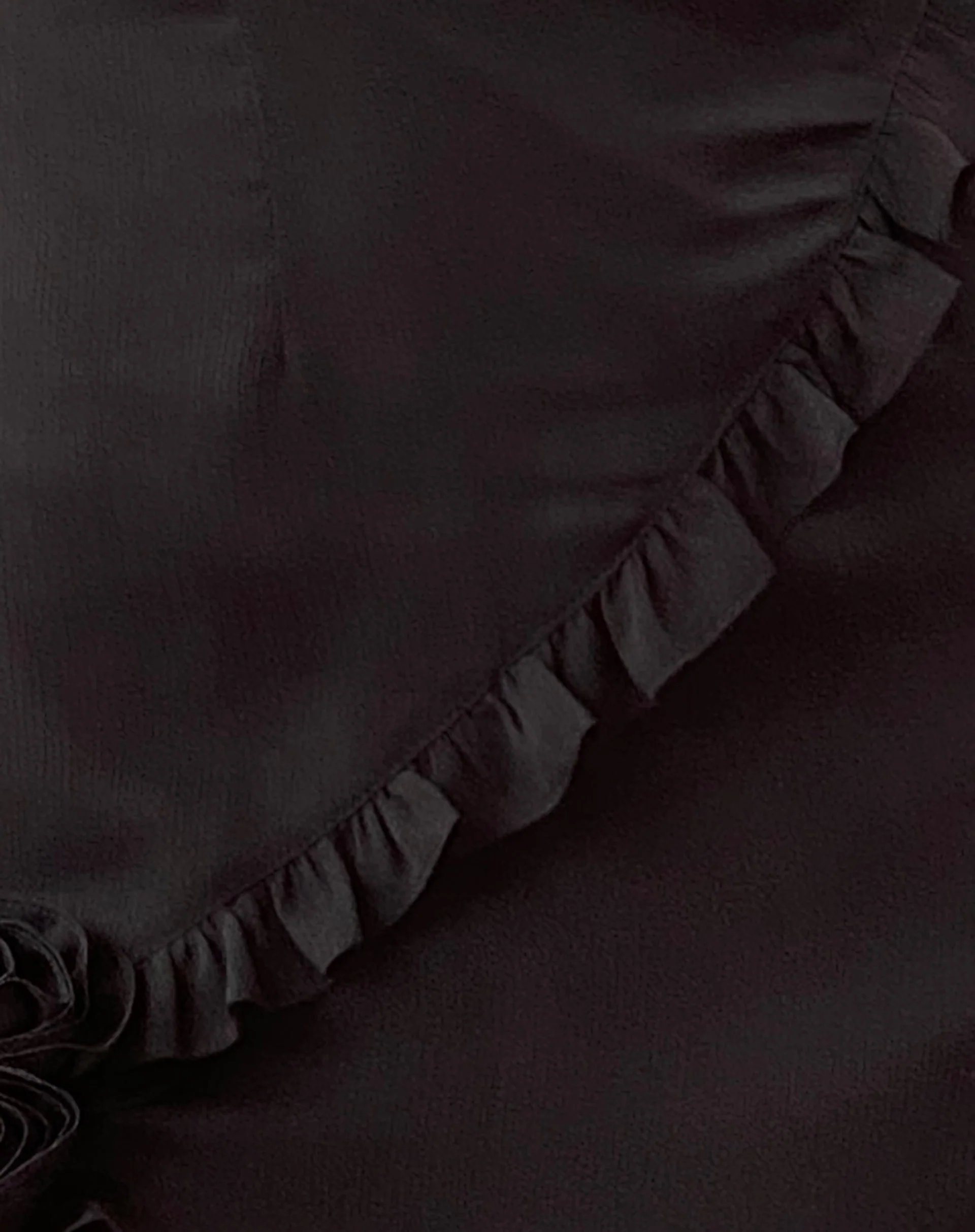 Rosaya Rüschen-Rosetten-Bandeau-Midikleid aus schwarzem Chiffon - Image 5
