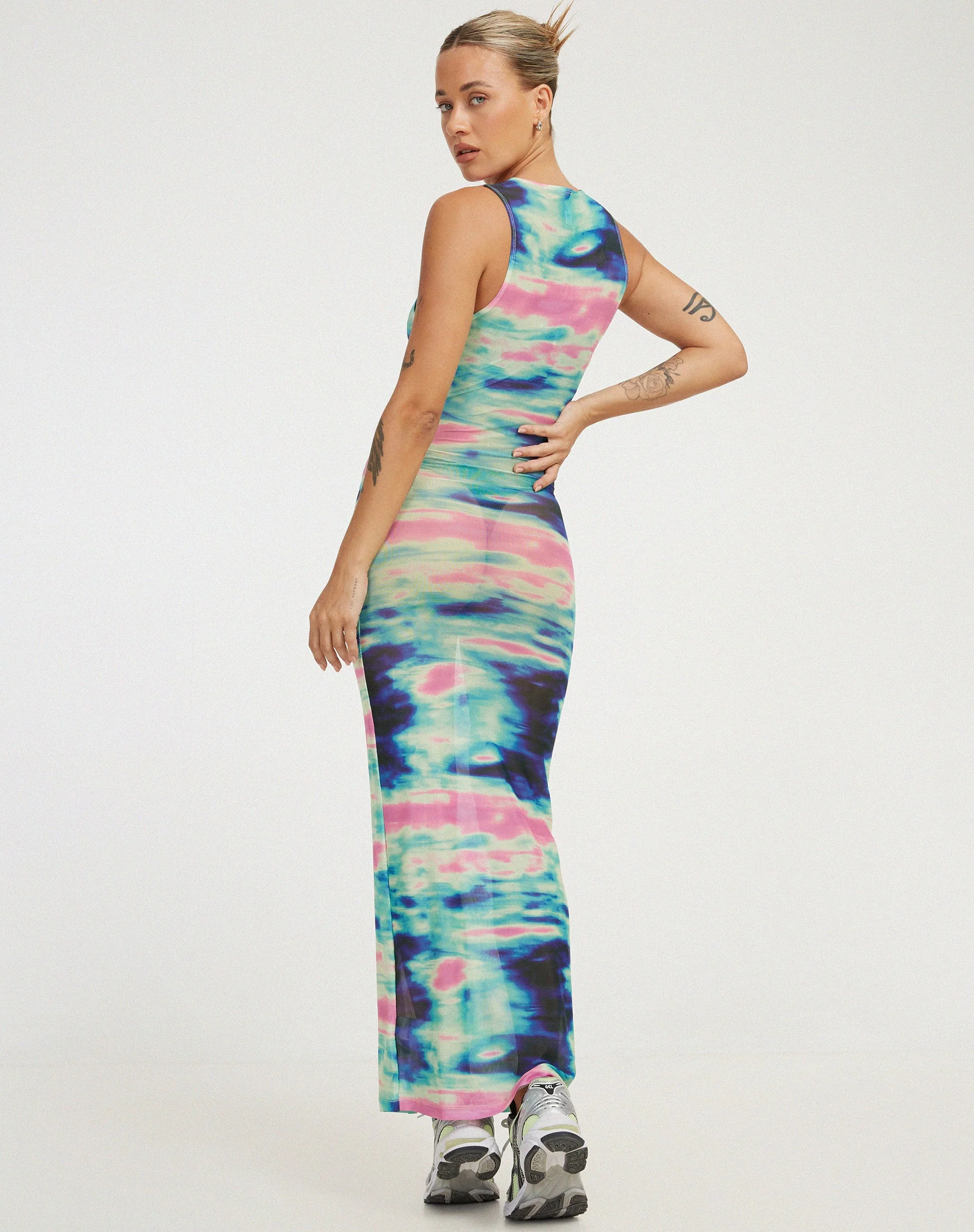 Roskila Maxikleid in Multi Blur Orb Navy - Image 2