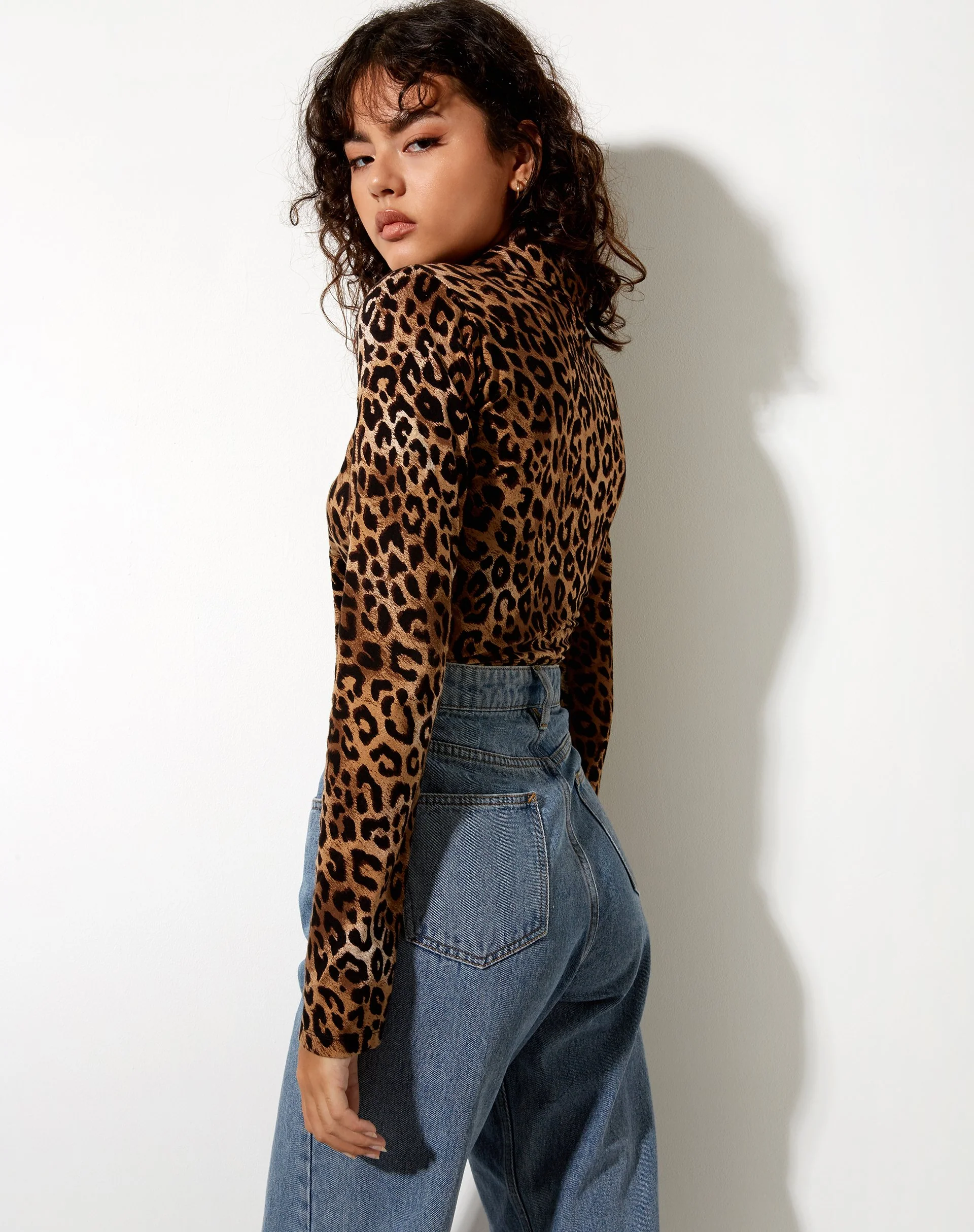 Ryals Crop Top in Nacht Leopard Braun - Image 3