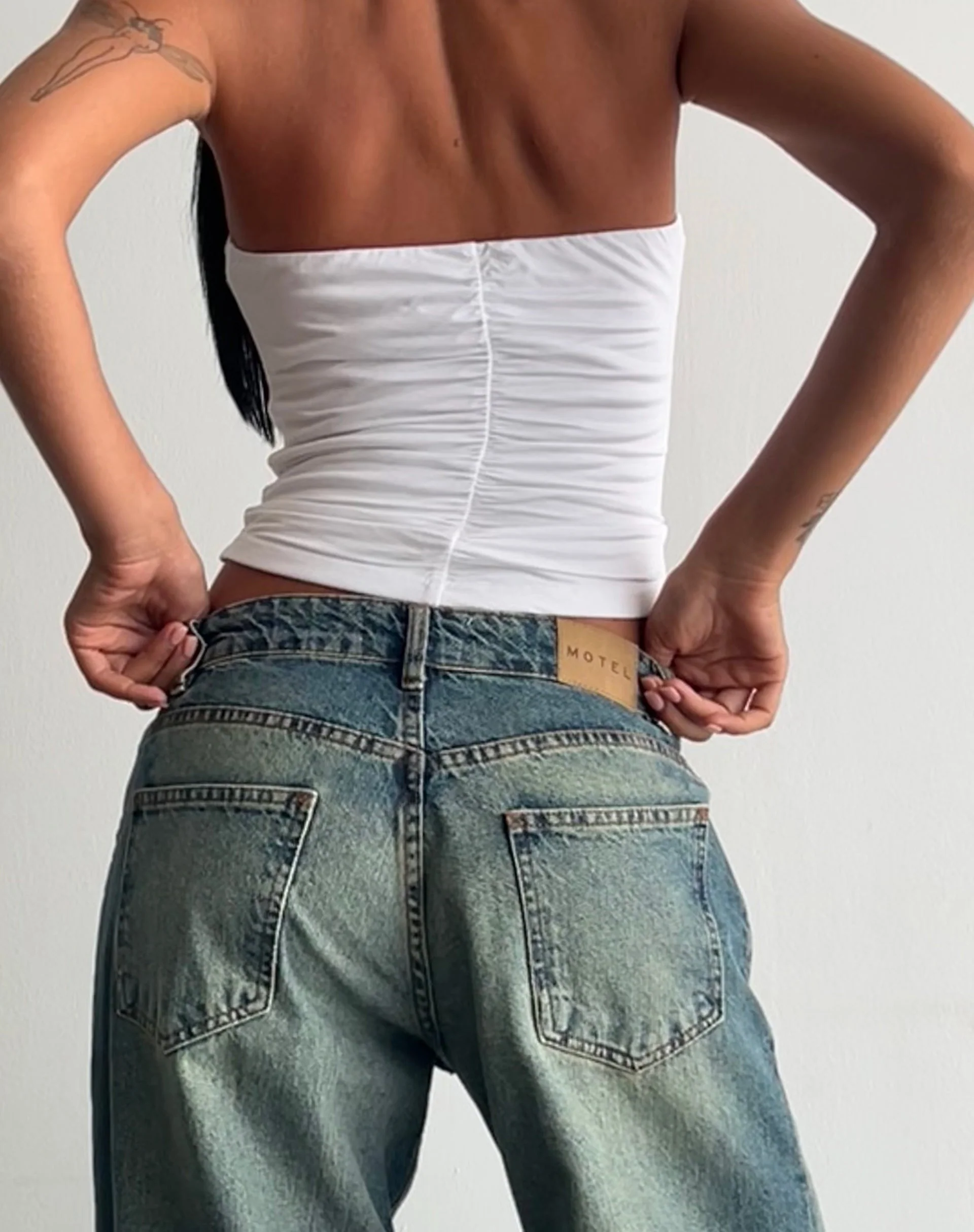 Sajna Gerüschtes Bandeau-Top in Weiß - Image 2
