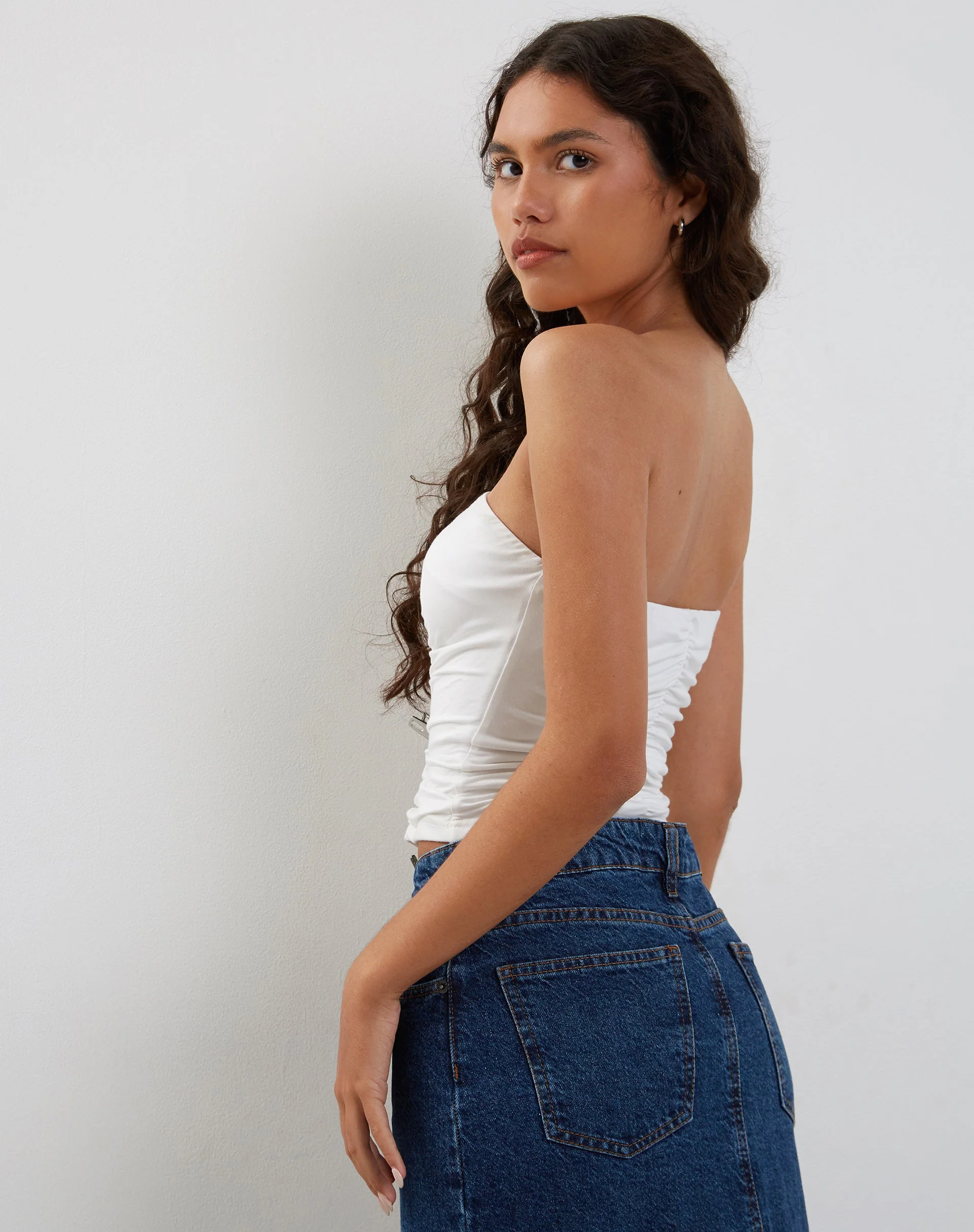 Sajna Gerüschtes Bandeau-Top in Weiß - Image 6