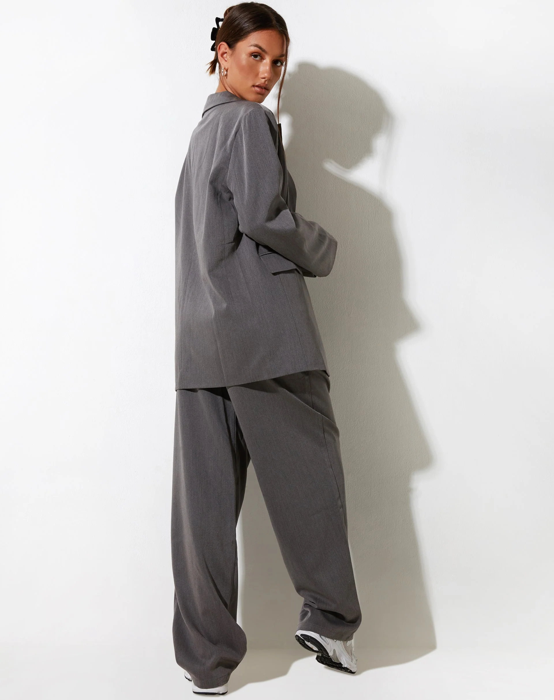 Sakaria Hose mit weitem Bein in Tailoring Charcoal - Image 6
