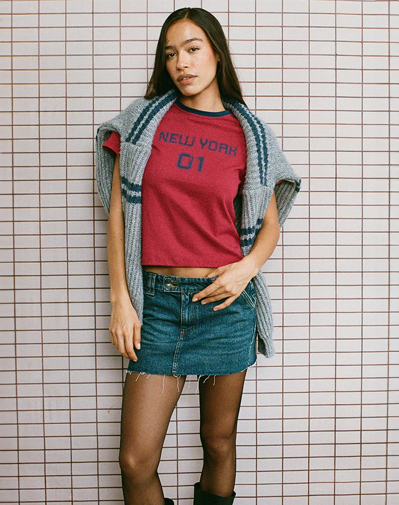 Sakha Boxy Top in Adrenalin Rot mit blauem New York Druck
