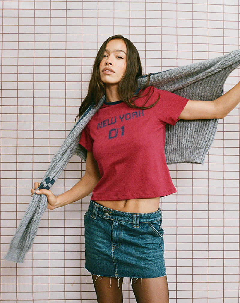 Sakha Boxy Top in Adrenalin Rot mit blauem New York Druck - Image 4