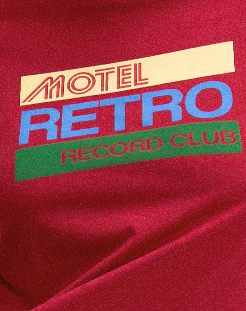Saki Tee in Adrenalinrot mit Motel-Retro-Club-Motiv - Image 6
