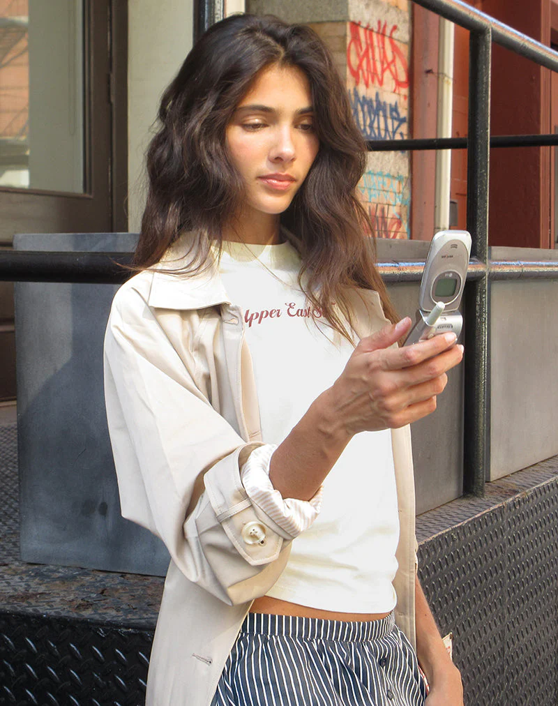 Saki Tee in Elfenbein mit Upper East Sider Druck - Image 3