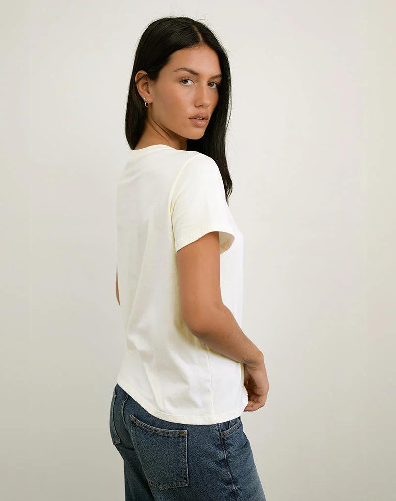 Saki Tee in Elfenbein mit Upper East Sider Druck - Image 5