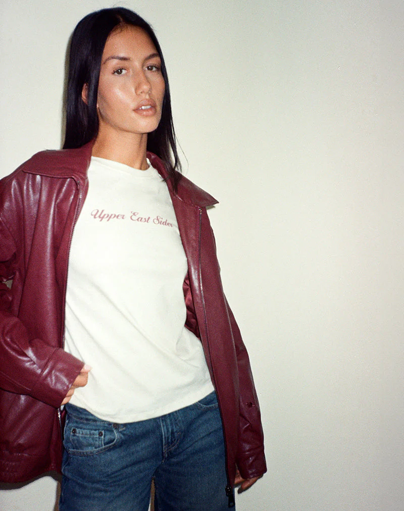 Saki Tee in Elfenbein mit Upper East Sider Druck - Image 6
