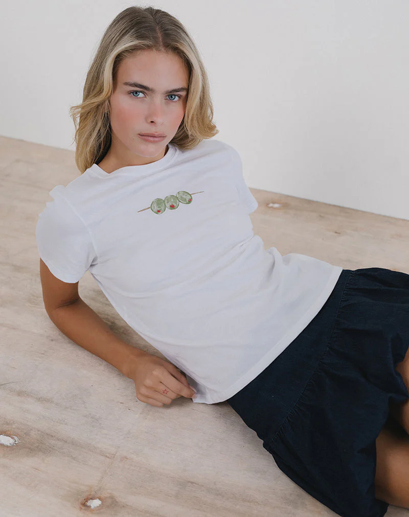 Saki Tee in Weiß mit Oliven-Grafik - Image 4