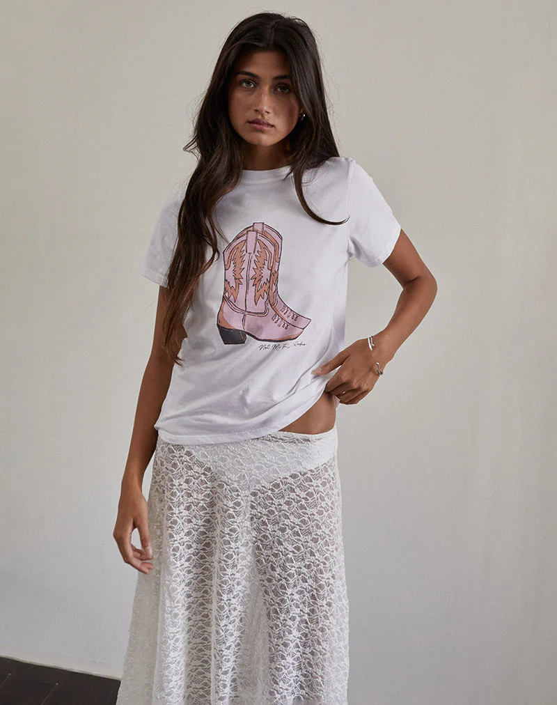 Saki Tee in Weiß mit rosa Cowboystiefel-Aufdruck