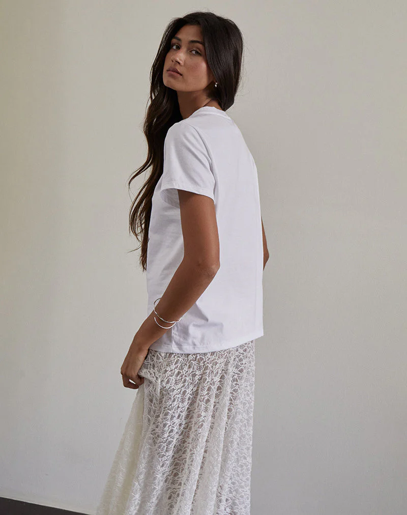Saki Tee in Weiß mit rosa Cowboystiefel-Aufdruck - Image 4
