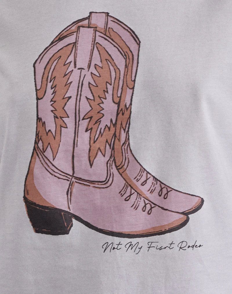 Saki Tee in Weiß mit rosa Cowboystiefel-Aufdruck - Image 6