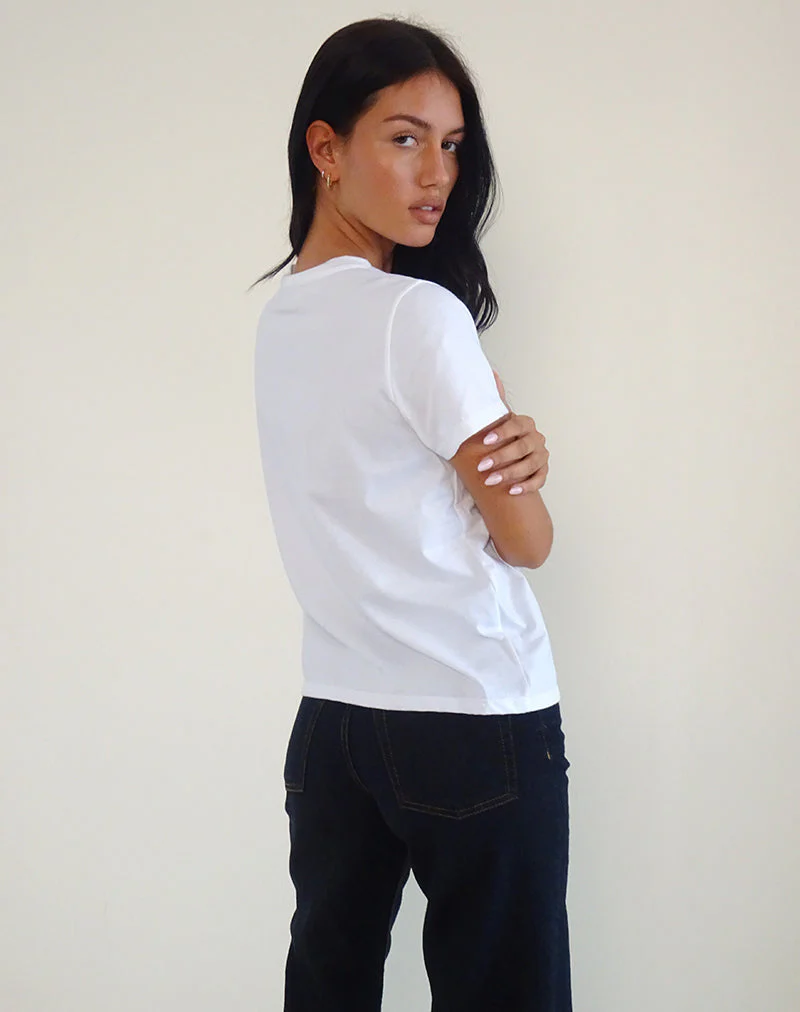 Saki Tee in Weiß mit rotem Sternchendruck - Image 4