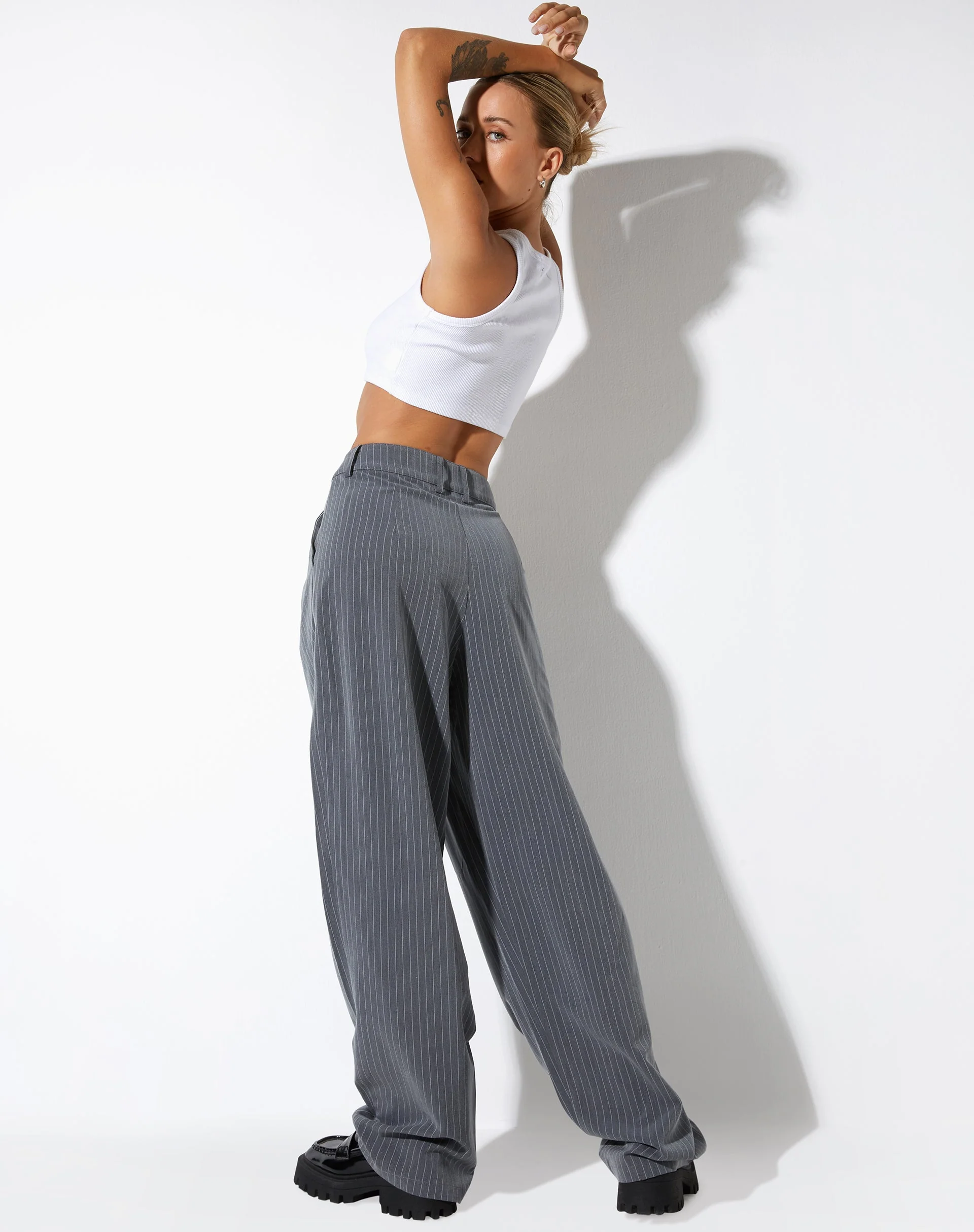 Sakila Tailored Trouser in Nadelstreifen Grau - Image 3