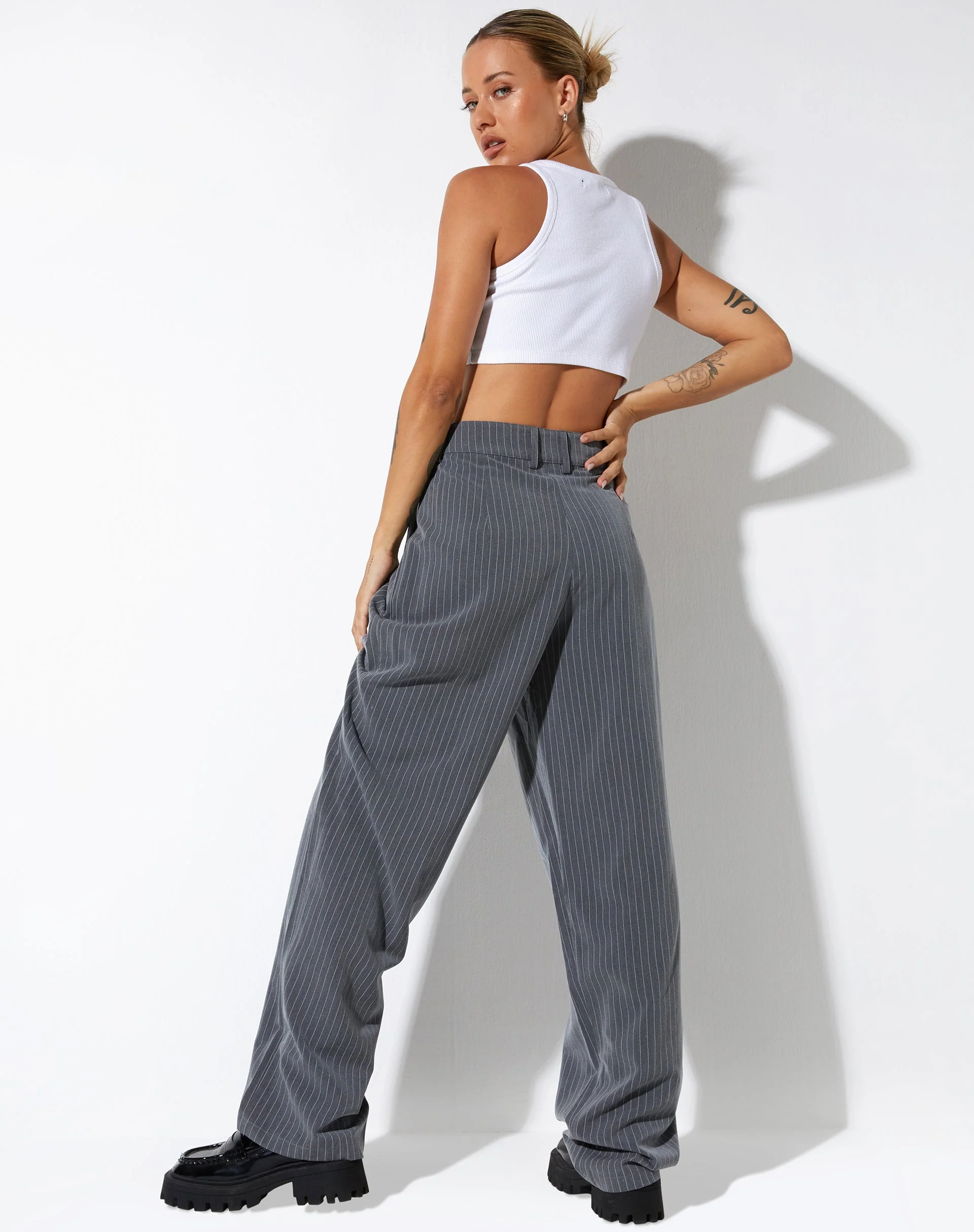 Sakila Tailored Trouser in Nadelstreifen Grau - Image 4