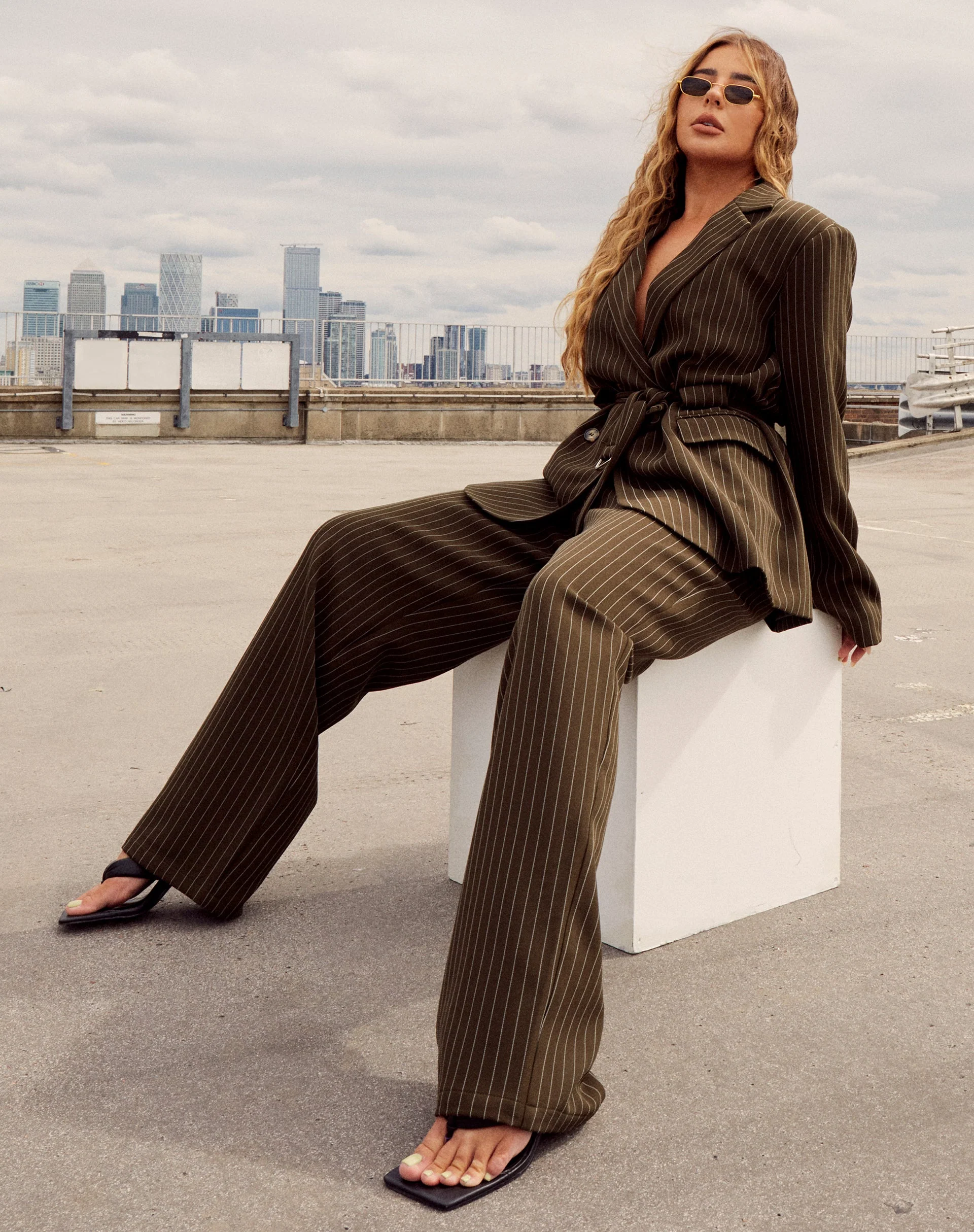 Sakila-Hose in Khaki mit Nadelstreifen - Image 4