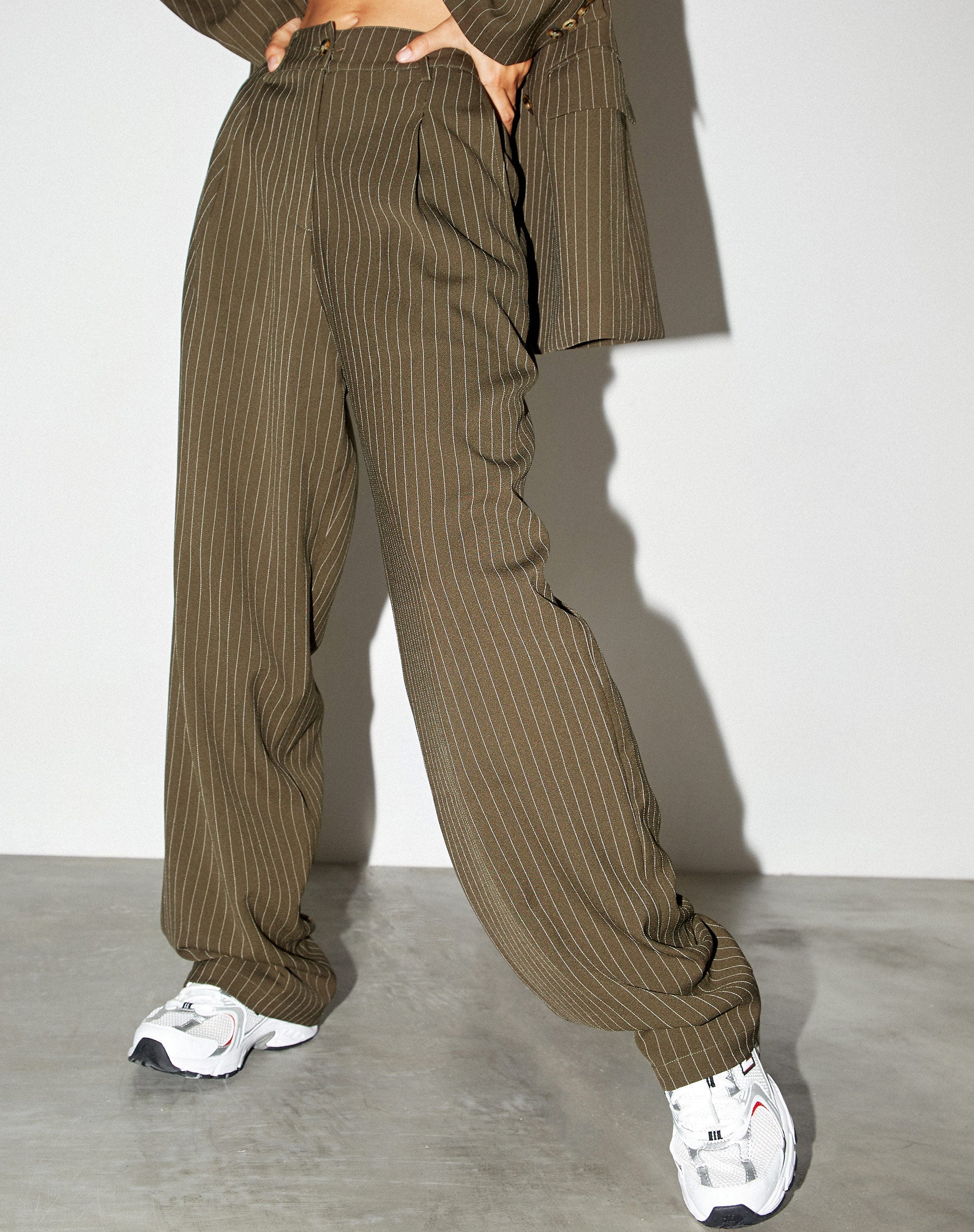 Sakila-Hose in Khaki mit Nadelstreifen - Image 5