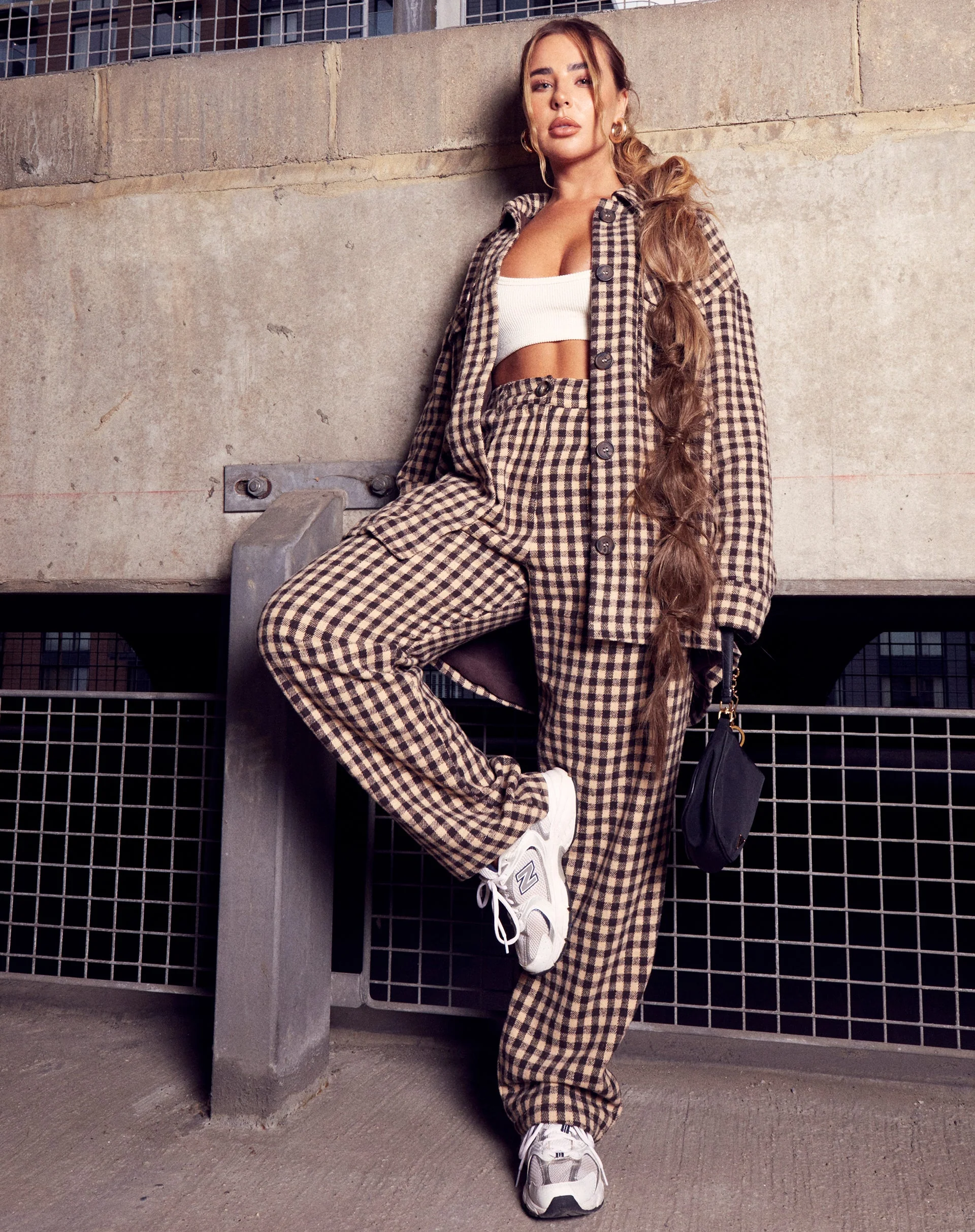 Sakila-Hose in Gingham Tan und Schwarz - Image 4