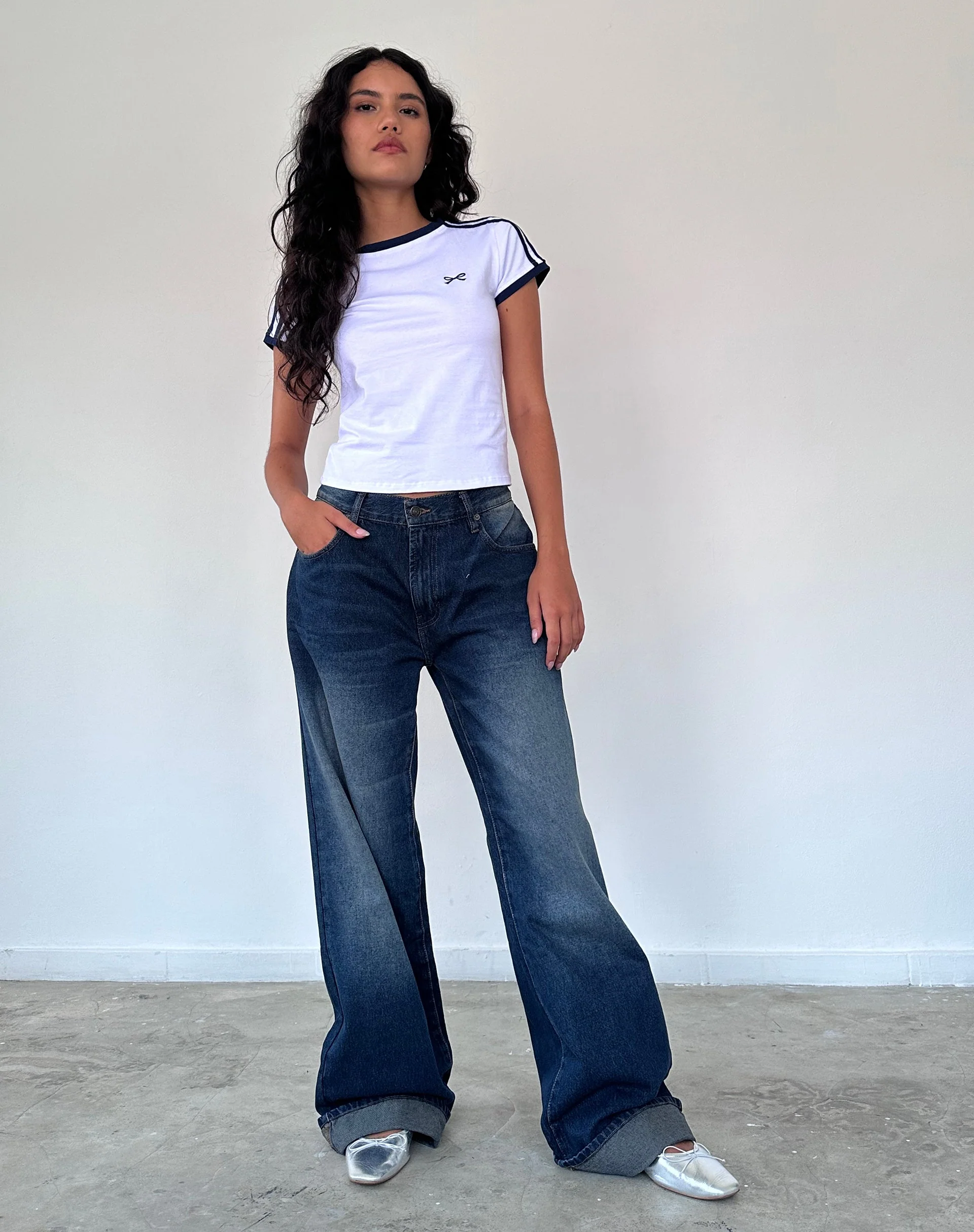 Salda Sporty Tee in Weiß mit marineblauem Einband - Image 2