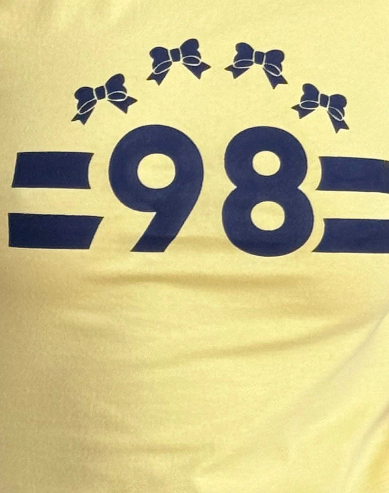 Salda Tee in Limonade mit marineblauem Einband und '98' Emblem - Image 6