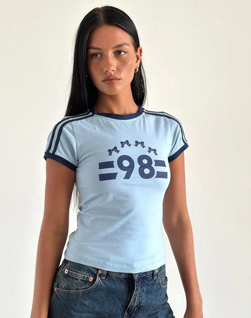 Salda Tee in Nantucket Blau mit marineblauer Bindung und '98' Emblem