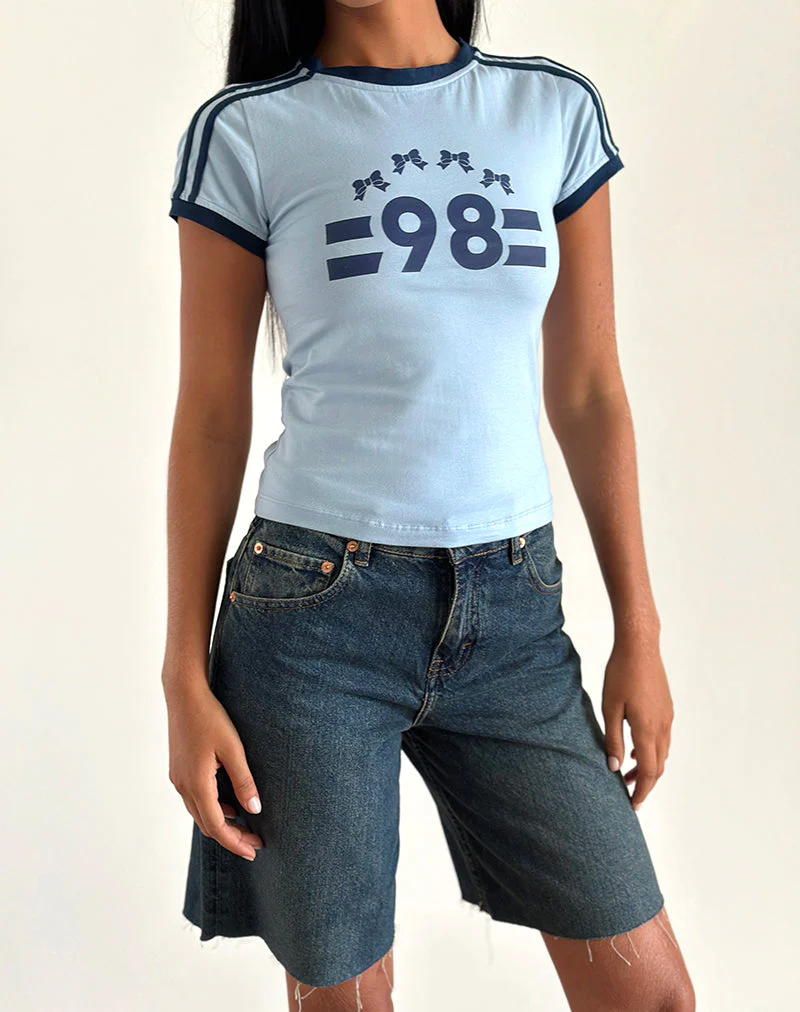 Salda Tee in Nantucket Blau mit marineblauer Bindung und '98' Emblem - Image 2