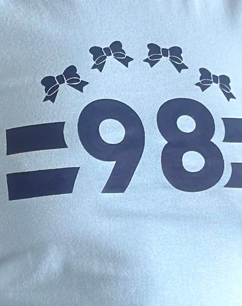 Salda Tee in Nantucket Blau mit marineblauer Bindung und '98' Emblem - Image 5