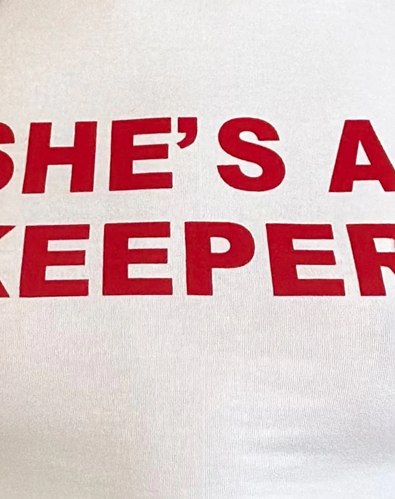 Salda Tee in Weiß mit She's a Keeper und roter Tango-Bindung - Image 5