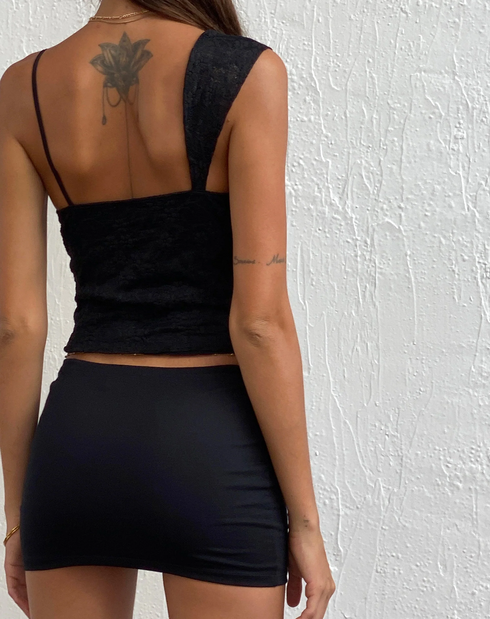 Sambu Spitze Cami Top in Schwarz - Image 3